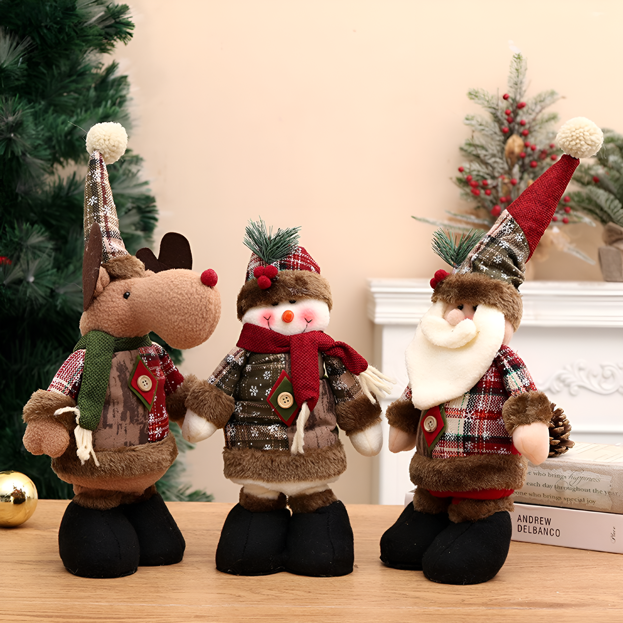 Drei Weihnachtsfiguren: ein Rentier, ein Schneemann und der Weihnachtsmann.