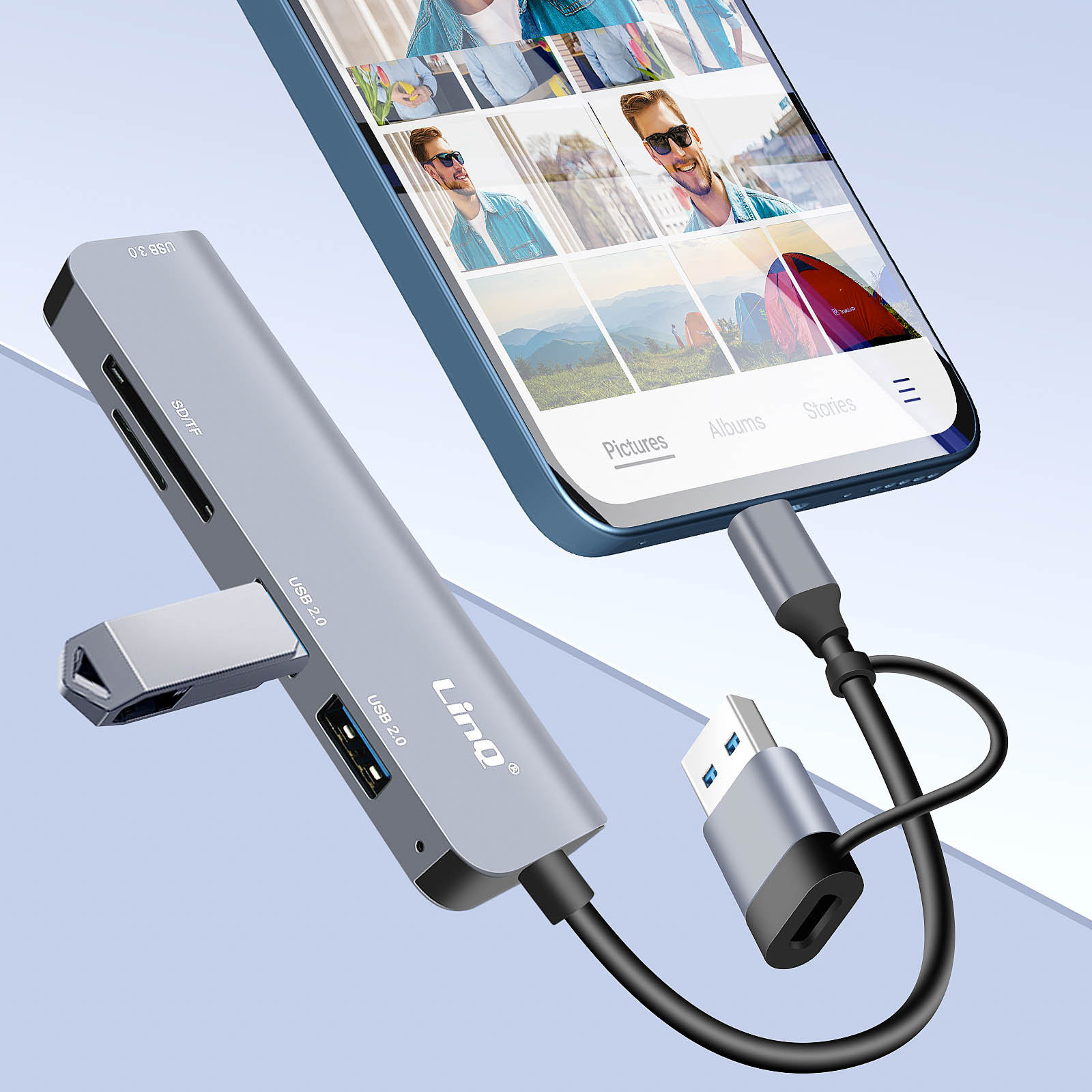 Hub USB argenté connecté à un téléphone affichant des photos.
