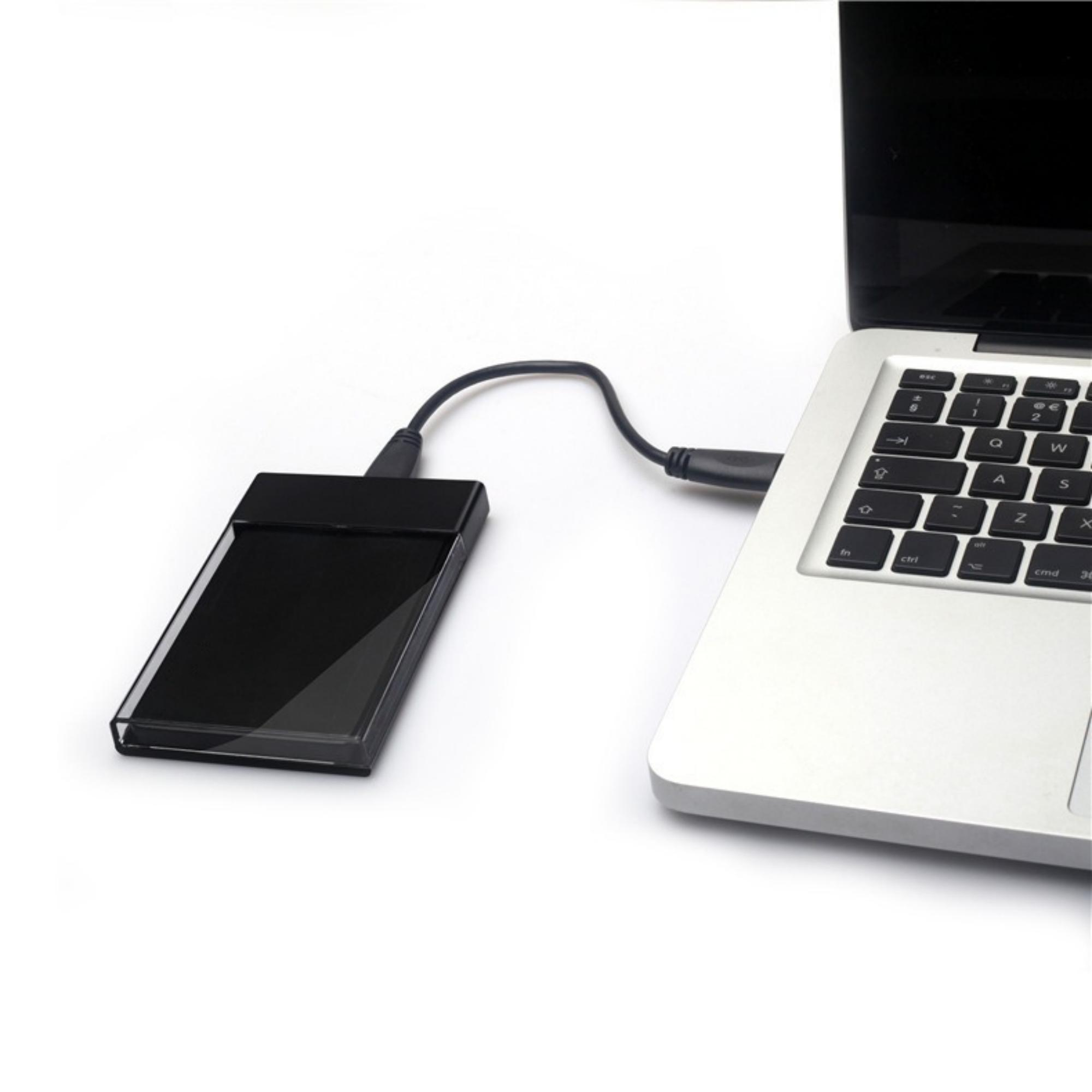 Schwarze externe Festplatte, verbunden mit einem silbernen Laptop mit schwarzem Kabel.