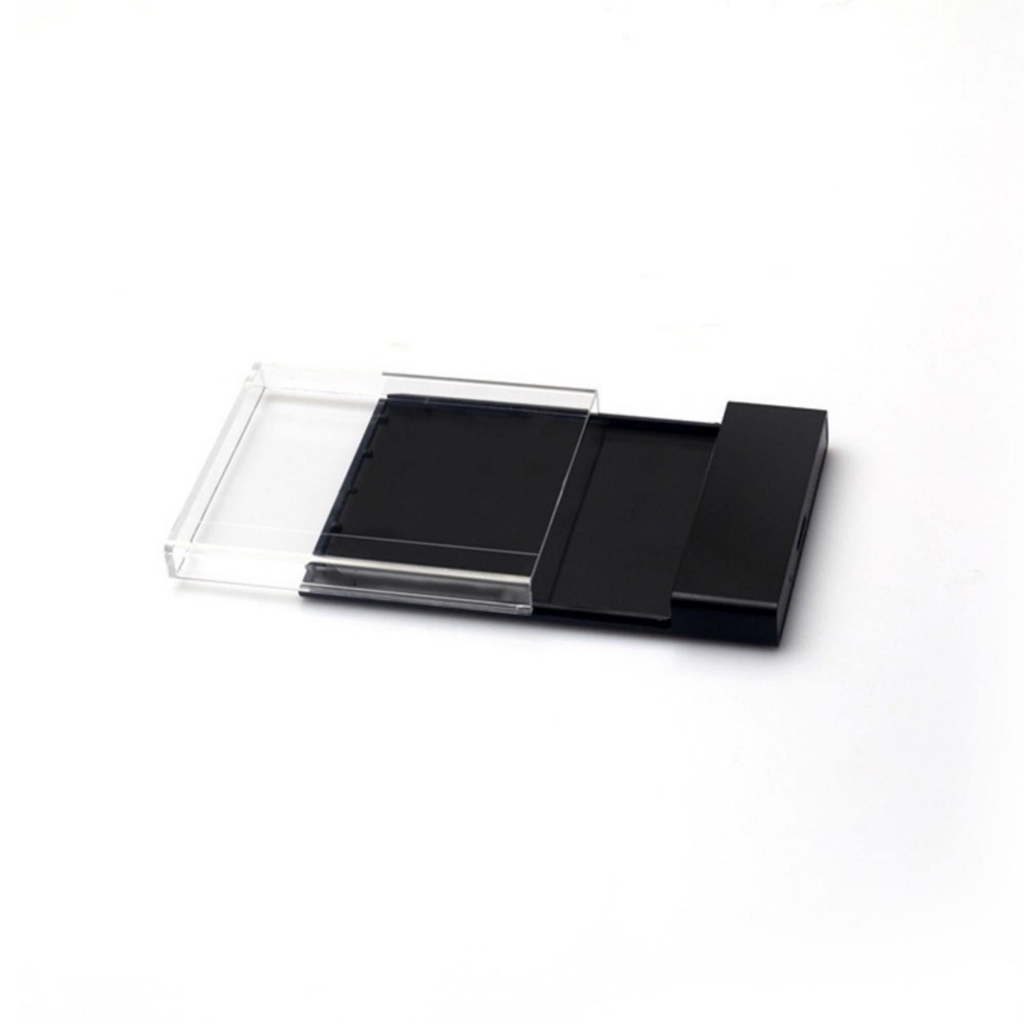 Transparente Kunststoffbox mit schwarzer Schale und Schiebedeckel auf weißem Hintergrund.