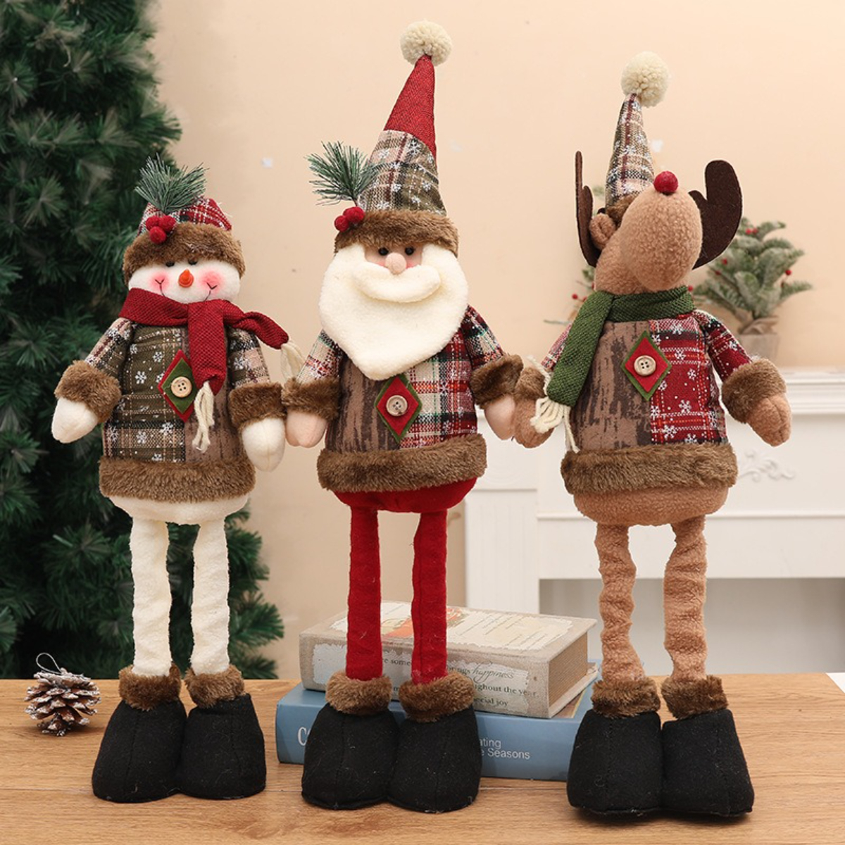 Drei Weihnachtsfiguren: Schneemann, Weihnachtsmann und Rentier. Lange Beine und festliche Kleidung.