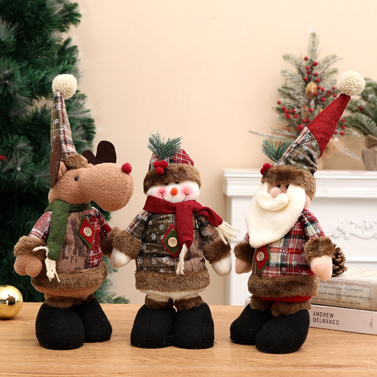 Weihnachtsdekorationen: Schneemann, Rentier und Weihnachtsmannfiguren. Festliche Winterszene.