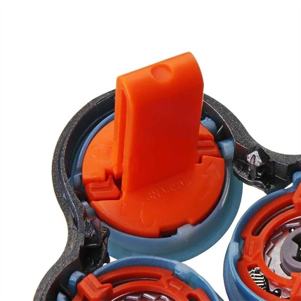 Nahaufnahme einer Rasiererkopfkomponente mit orangefarbenem Knopfmechanismus. Blaue und schwarze Details.