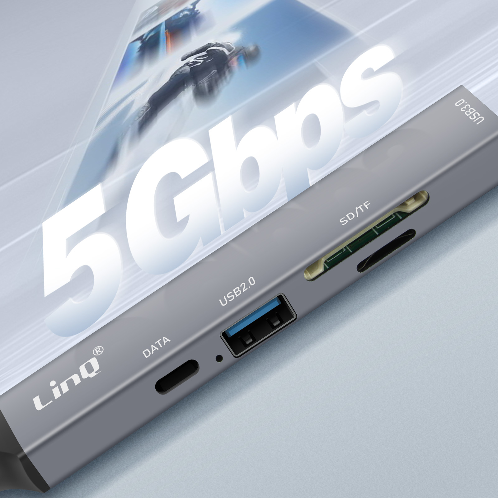 Un hub USB argenté avec plusieurs ports. Il dispose de ports SD/TF, USB et de données.