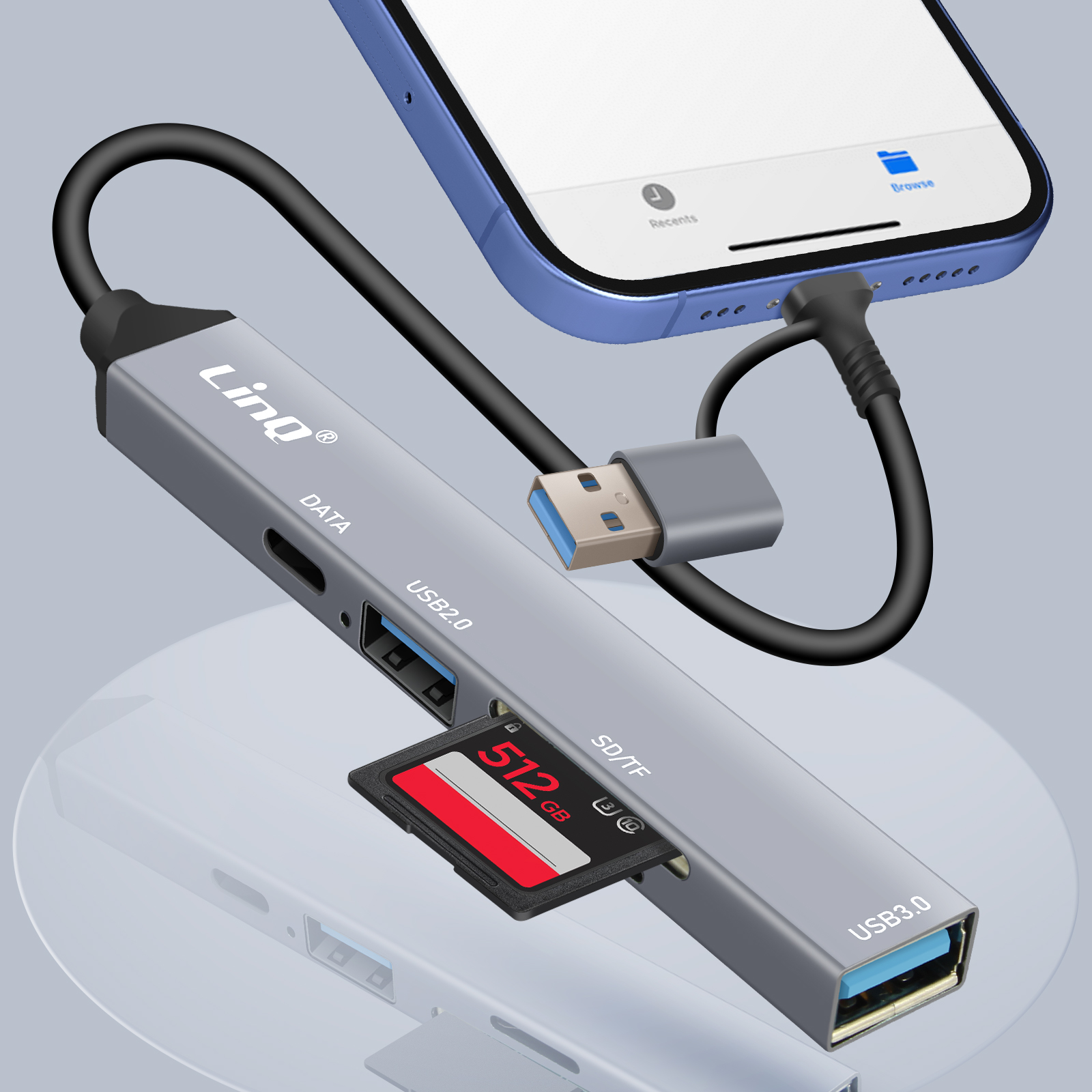Hub USB argenté avec fente pour carte SD, connecté à un téléphone et un USB.