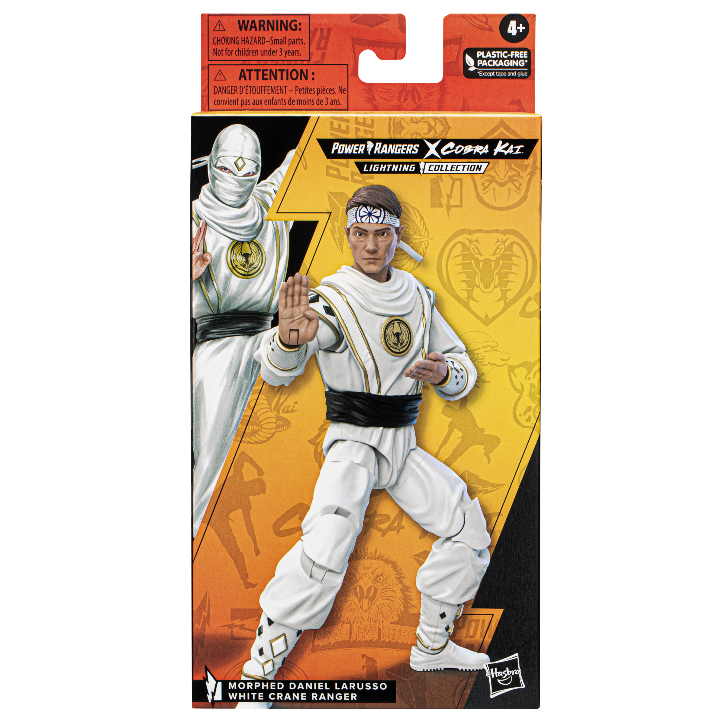 Una figura giocattolo di un uomo in tenuta da karate bianca. La scatola dice Power Rangers e Cobra Kai.