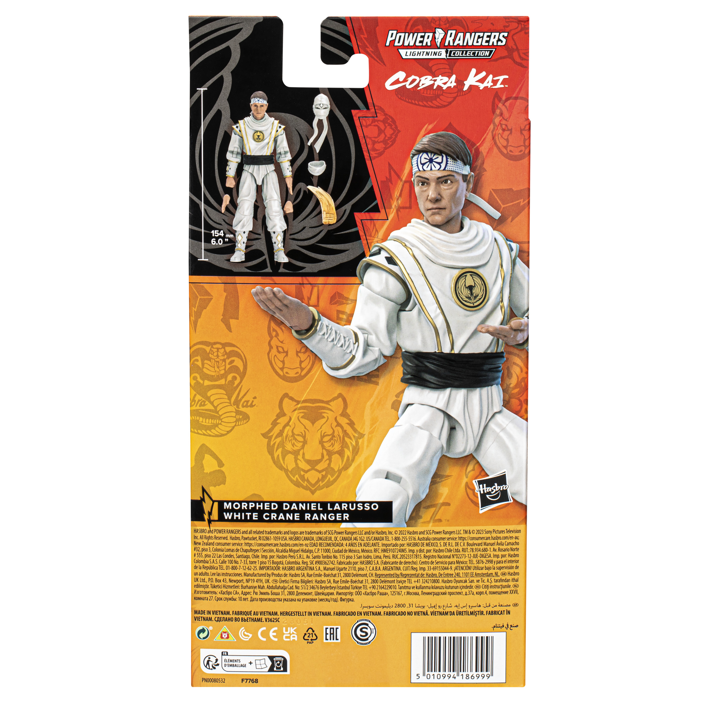 Action figure di Cobra Kai con gi bianco e posa del calcio della gru.