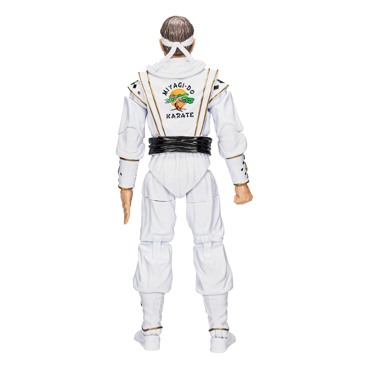Action figure di un uomo in uniforme da karate bianca, con cintura nera e fascia.