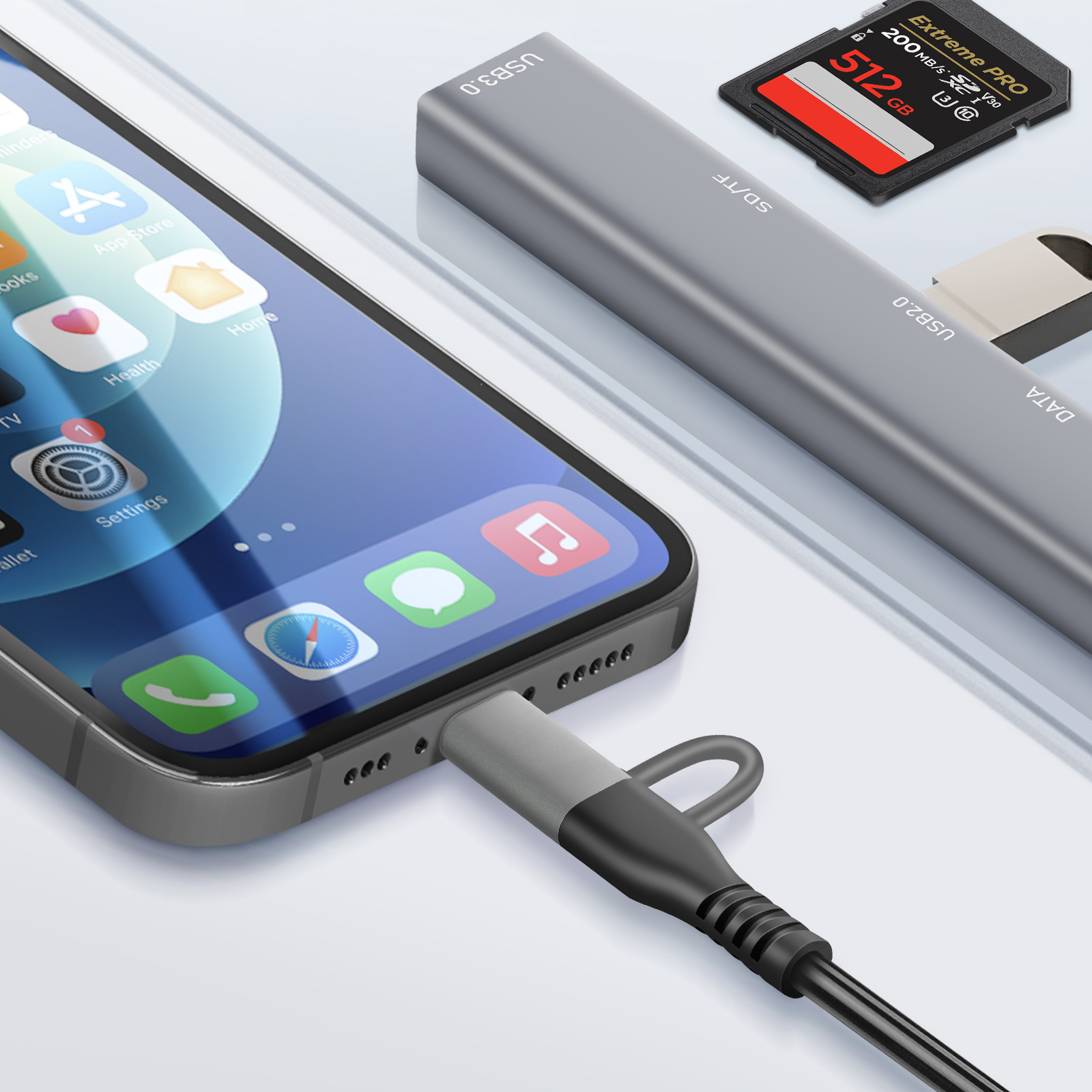Smartphone connecté à un hub gris avec fente SD/TF et USB 3.0. Carte SD de 512 Go insérée.