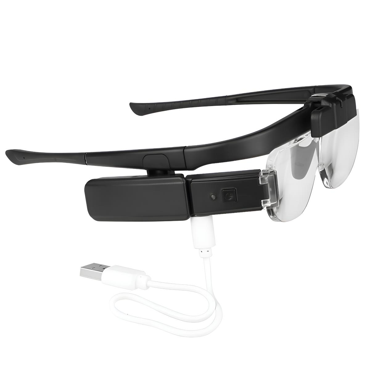 Ein Paar schwarze Smartglasses, die mit einem weißen USB-Kabel verbunden sind. Die Gläser haben klare Gläser.