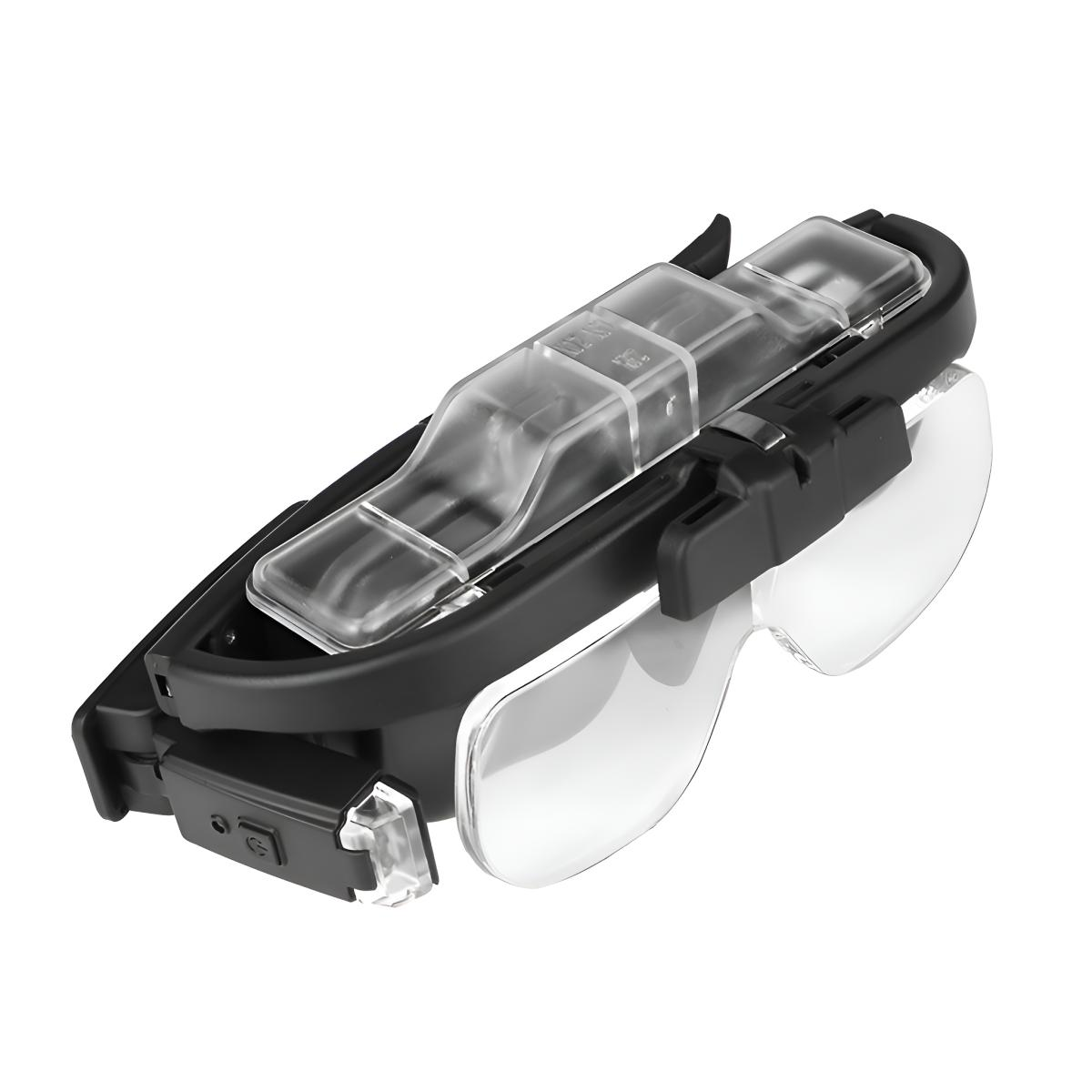 Lupe mit angebrachtem Licht. Die Brille ist schwarz mit klaren Gläsern.