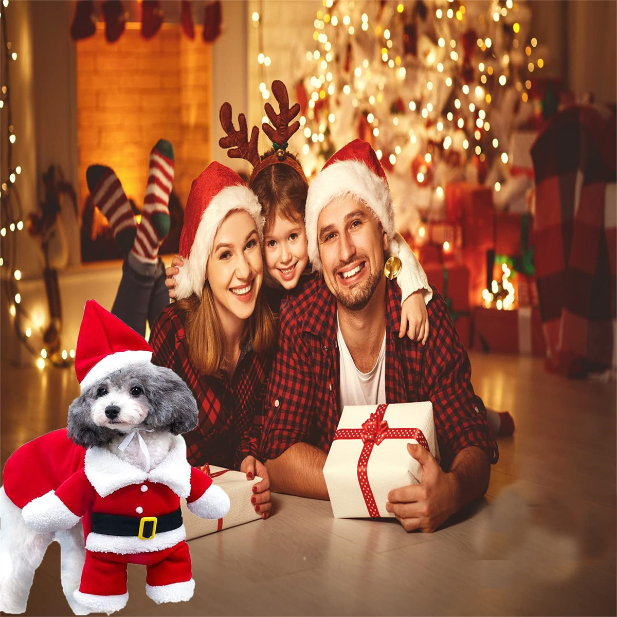 Weihnachtsfoto der Familie mit Baum und Geschenken. Hund im Weihnachtsmann-Anzug.