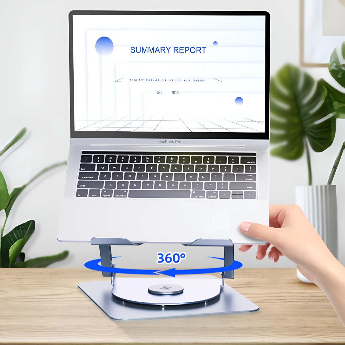 Laptop auf einem drehbaren Ständer. Der Bildschirm zeigt einen 'ZUSAMMENFASSUNGSBERICHT'. Eine Hand interagiert mit dem Ständer.
