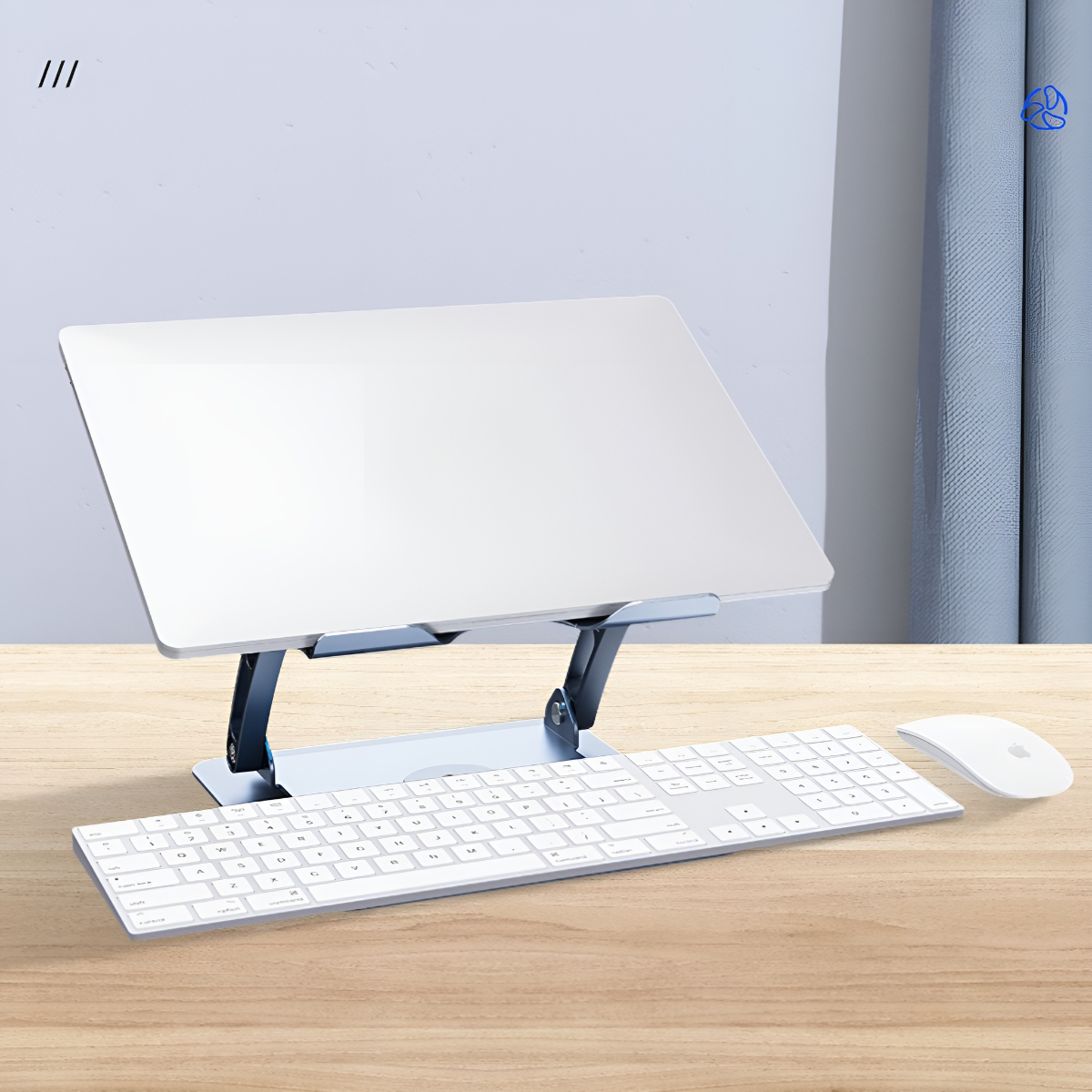 Ein Laptop auf einem silbernen Ständer; Tastatur und Maus auf Holzoberfläche.