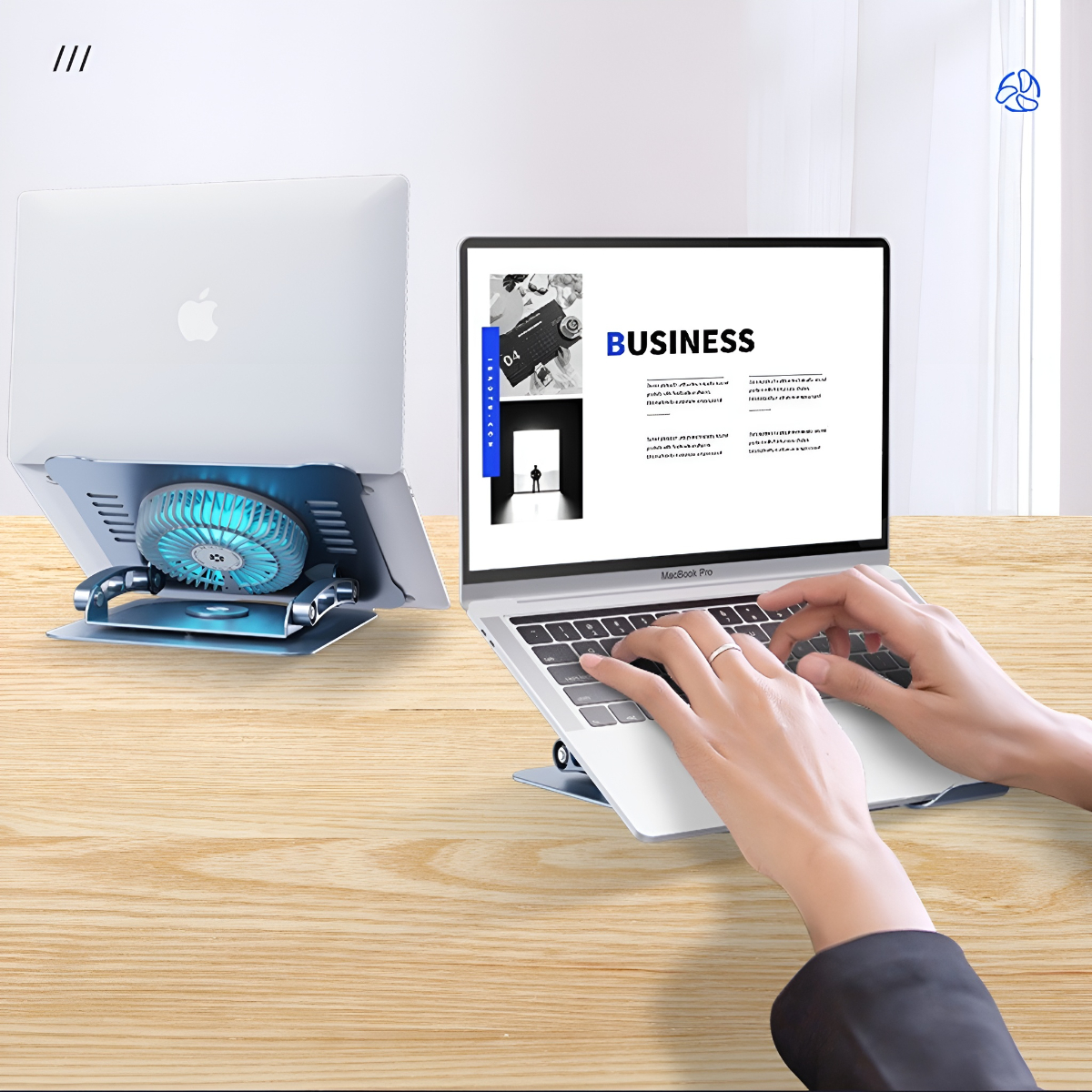 Zwei Laptops auf einem Holztisch. Einer ist geschlossen mit Apple-Logo, der andere offen mit Business-Präsentation.