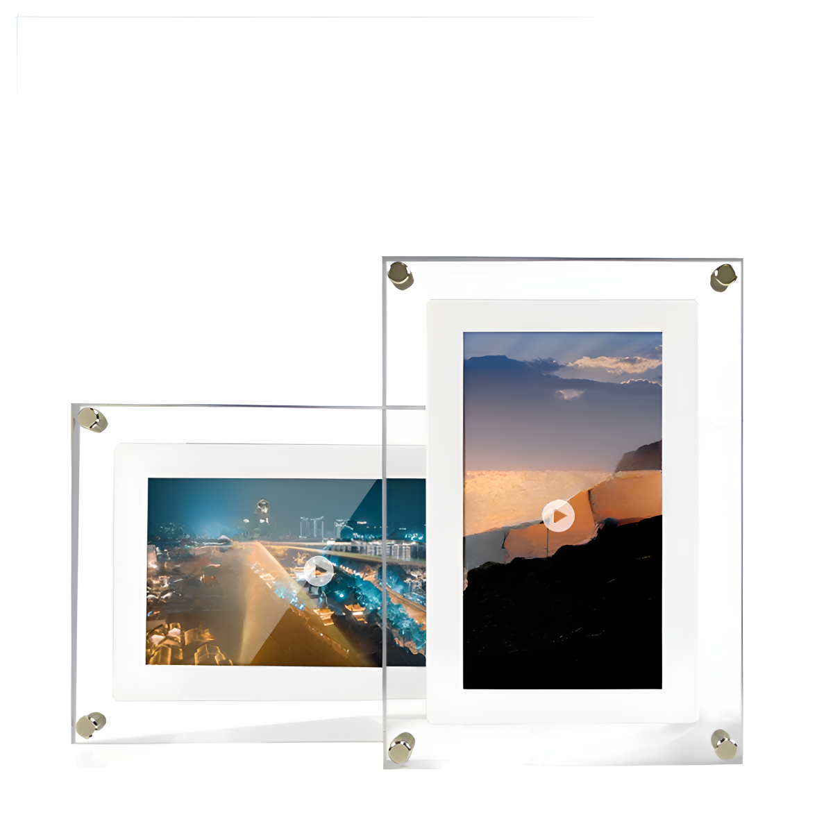 Zwei transparente Acryl-Fotorahmen. Einer ist Hochformat, der andere Querformat. Fotos innen, mit Play-Button.