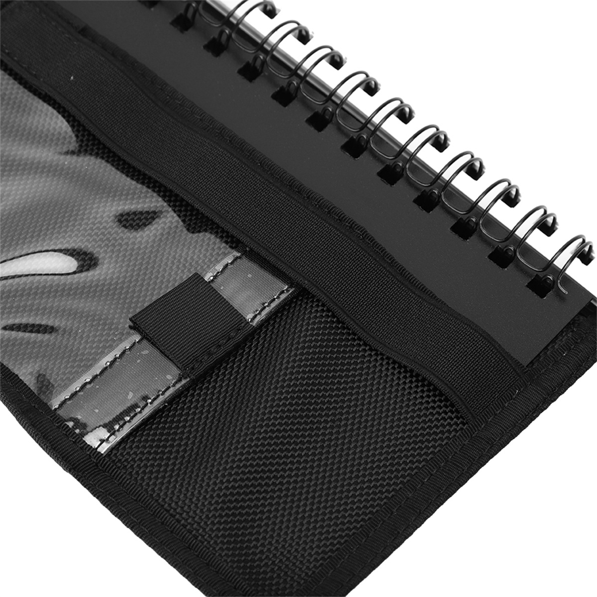 Ein schwarzes Notizbuch mit durchsichtigem Umschlag und schwarzem Gummiband.