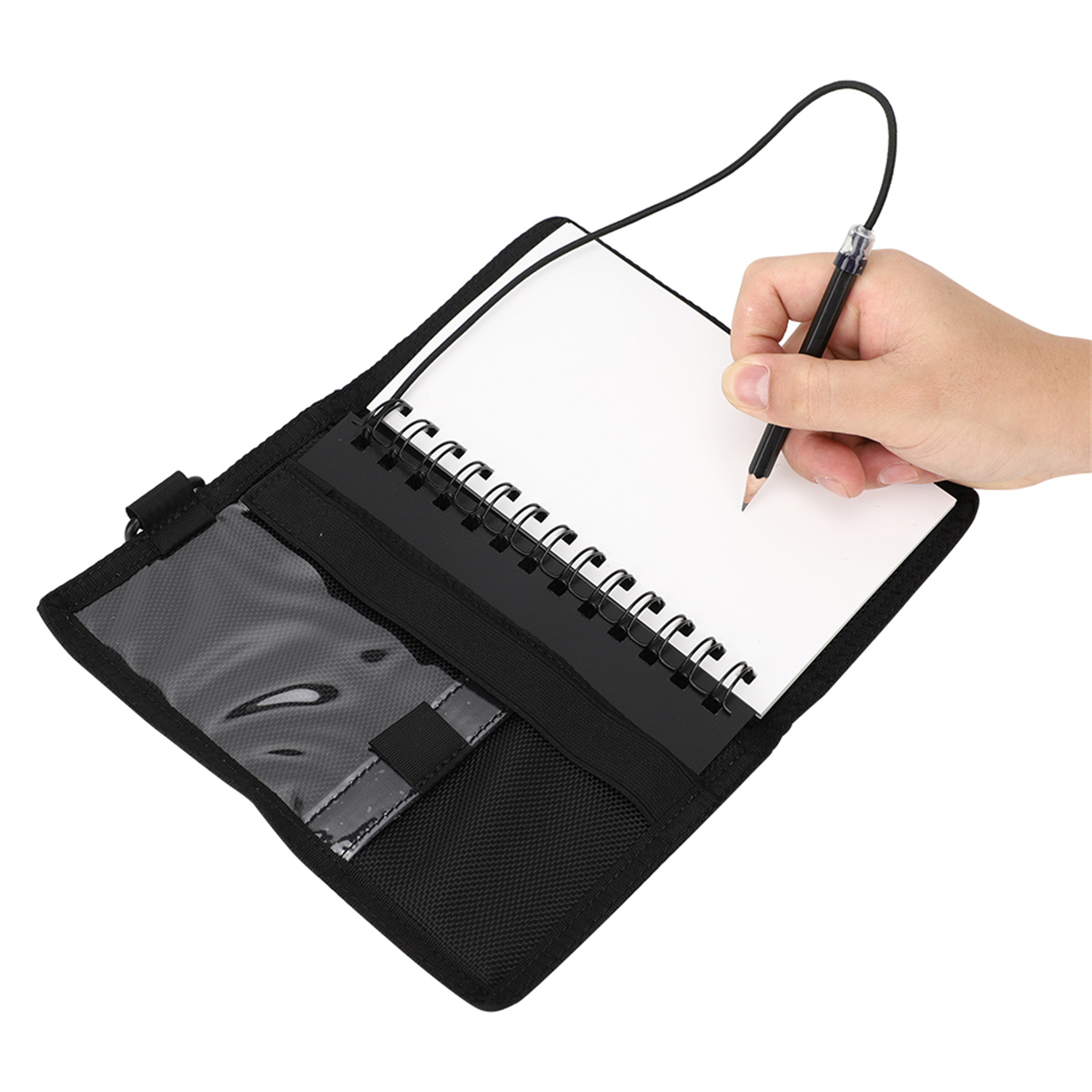 Ein Notizblock in einem schwarzen Etui mit einem Bleistift. Eine Hand schreibt.