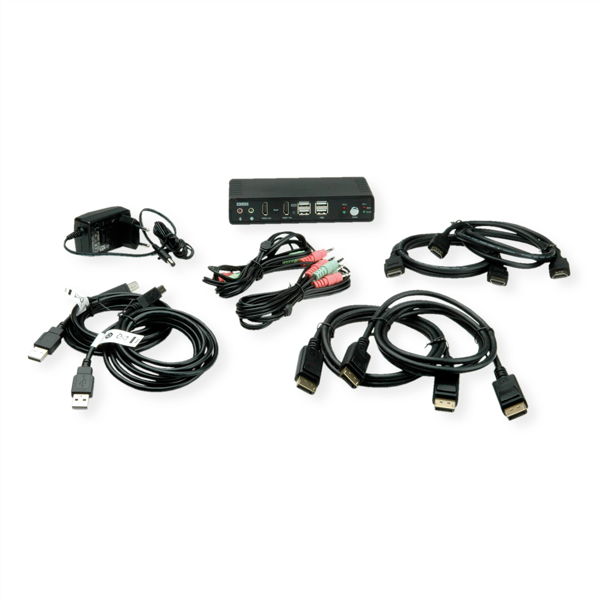 Divers appareils électroniques avec câbles, dont un petit boîtier noir et plusieurs câbles HDMI.