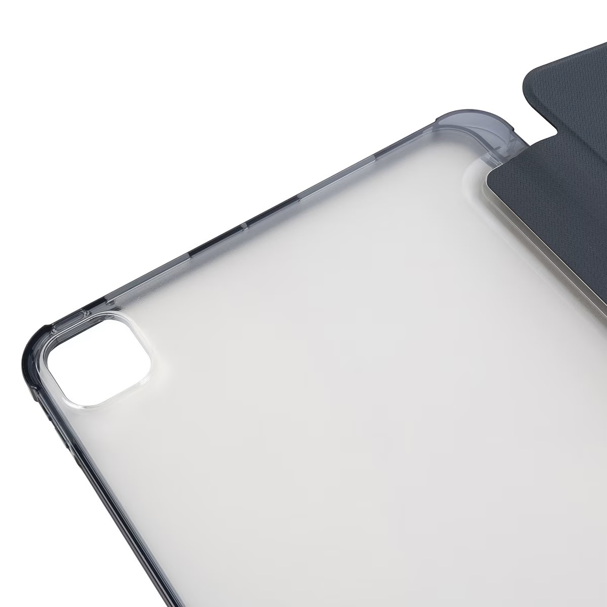 Primer plano de una funda para iPad. La funda es transparente con un borde gris oscuro y una cubierta gris oscura.