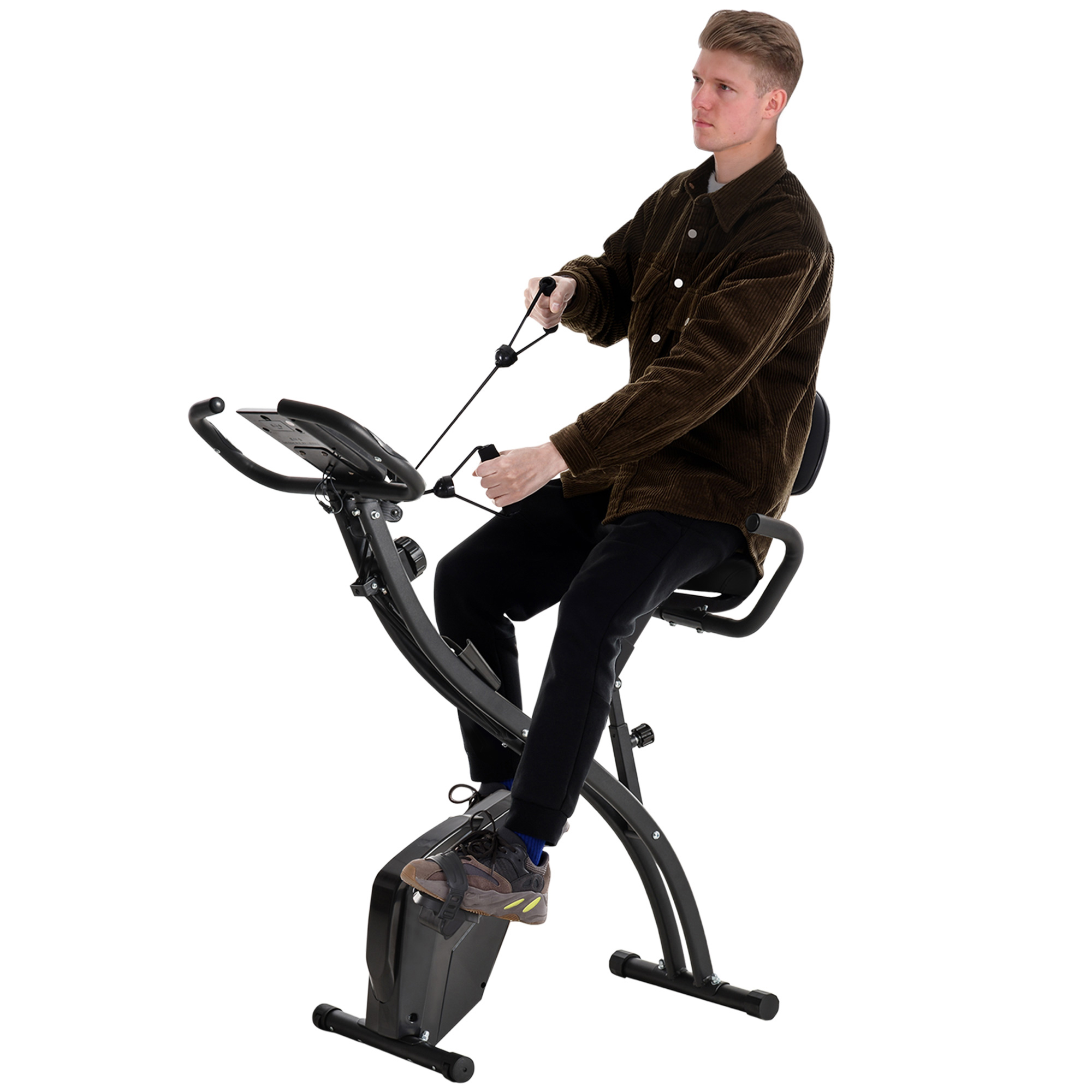 Ein Mann trainiert auf einem schwarzen Heimtrainer. Er trägt eine braune Jacke und eine schwarze Hose, auf weißem Hintergrund.