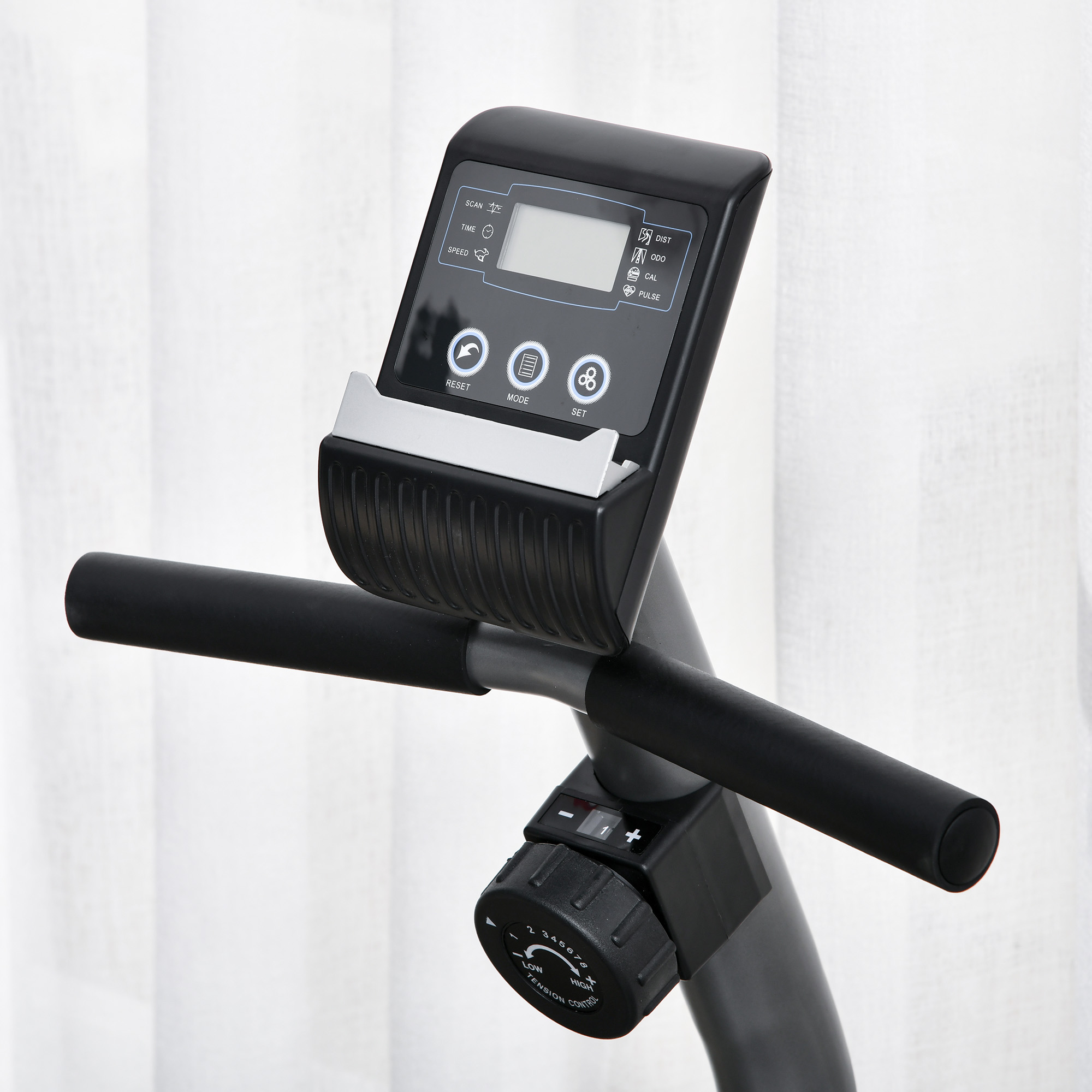 Primo piano del pannello di controllo di una cyclette, con pulsanti e display digitale. Manubri visibili.