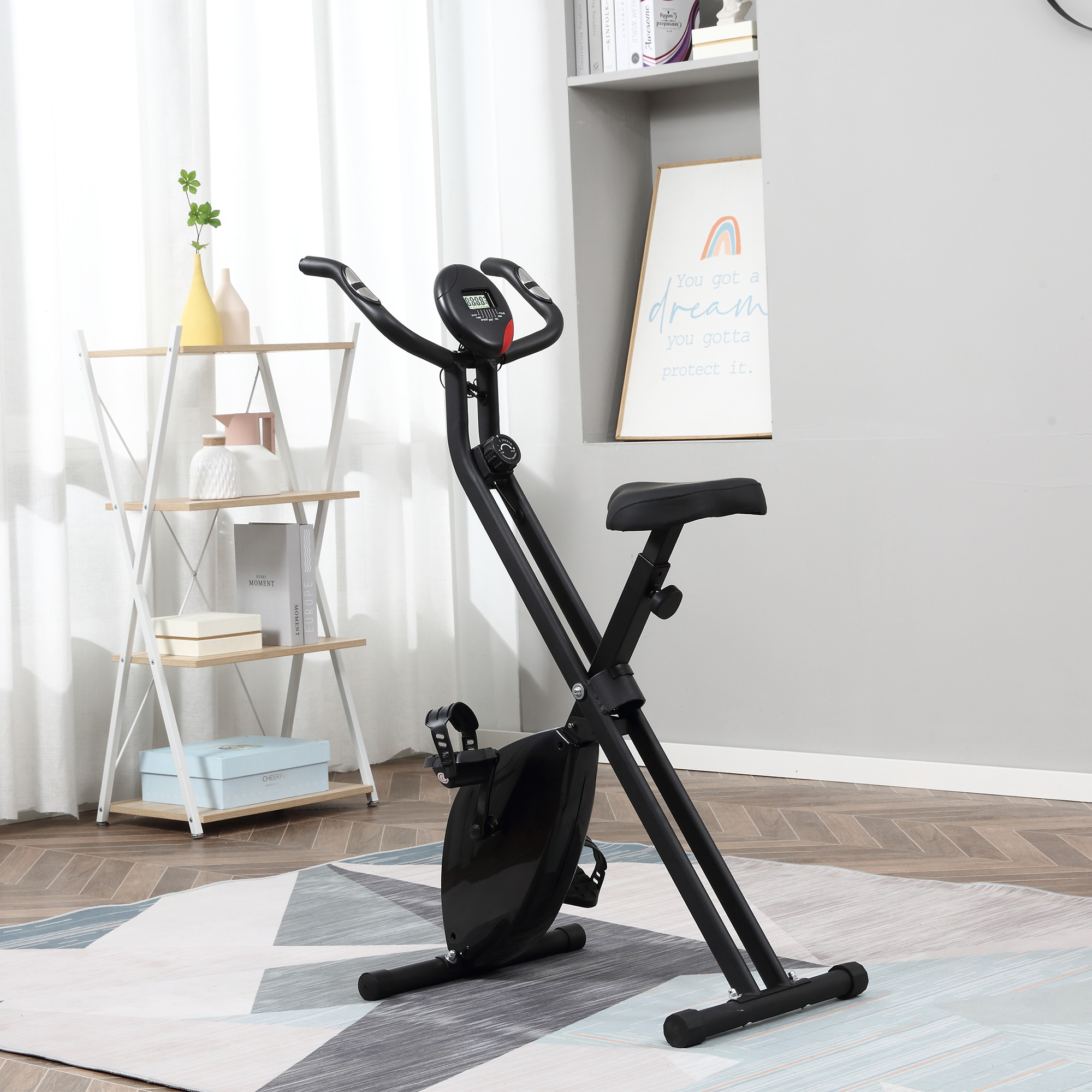 Una cyclette nera è in una stanza. La bici è nera e ha una sella e un manubrio neri.