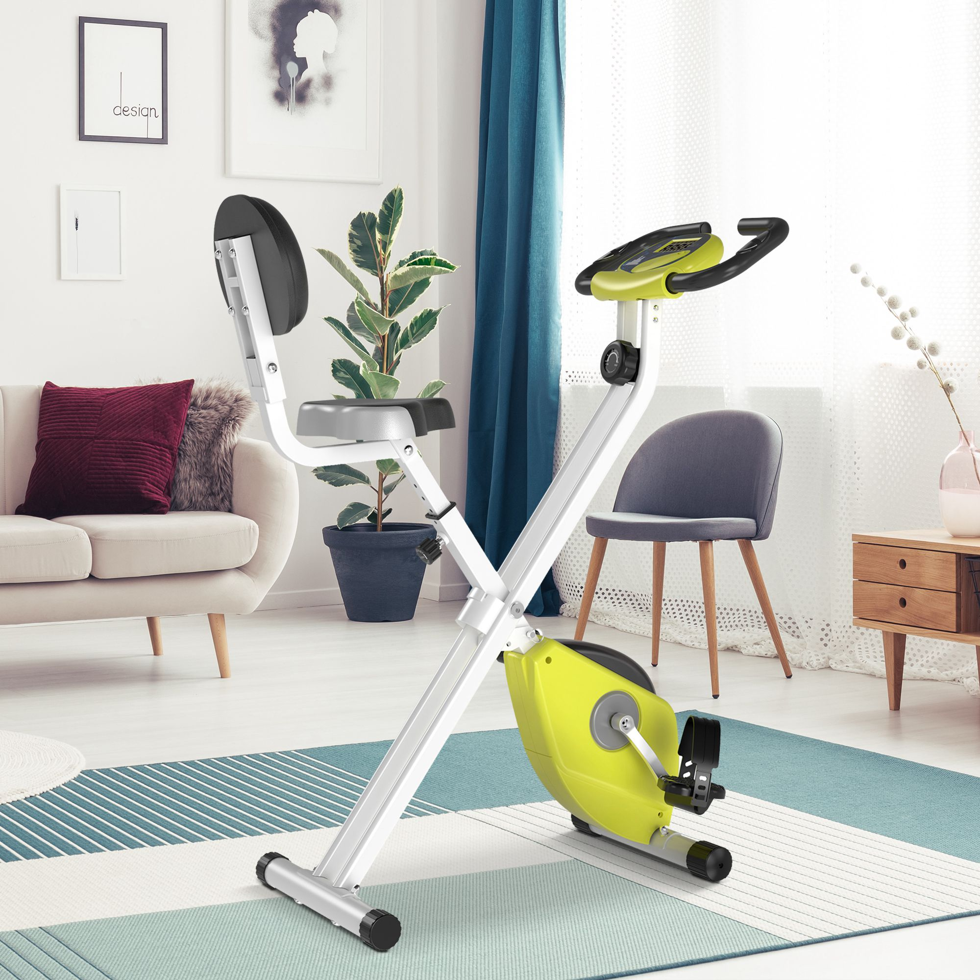 Una cyclette con accenti verdi e bianchi, in un ambiente soggiorno con mobili e decorazioni.