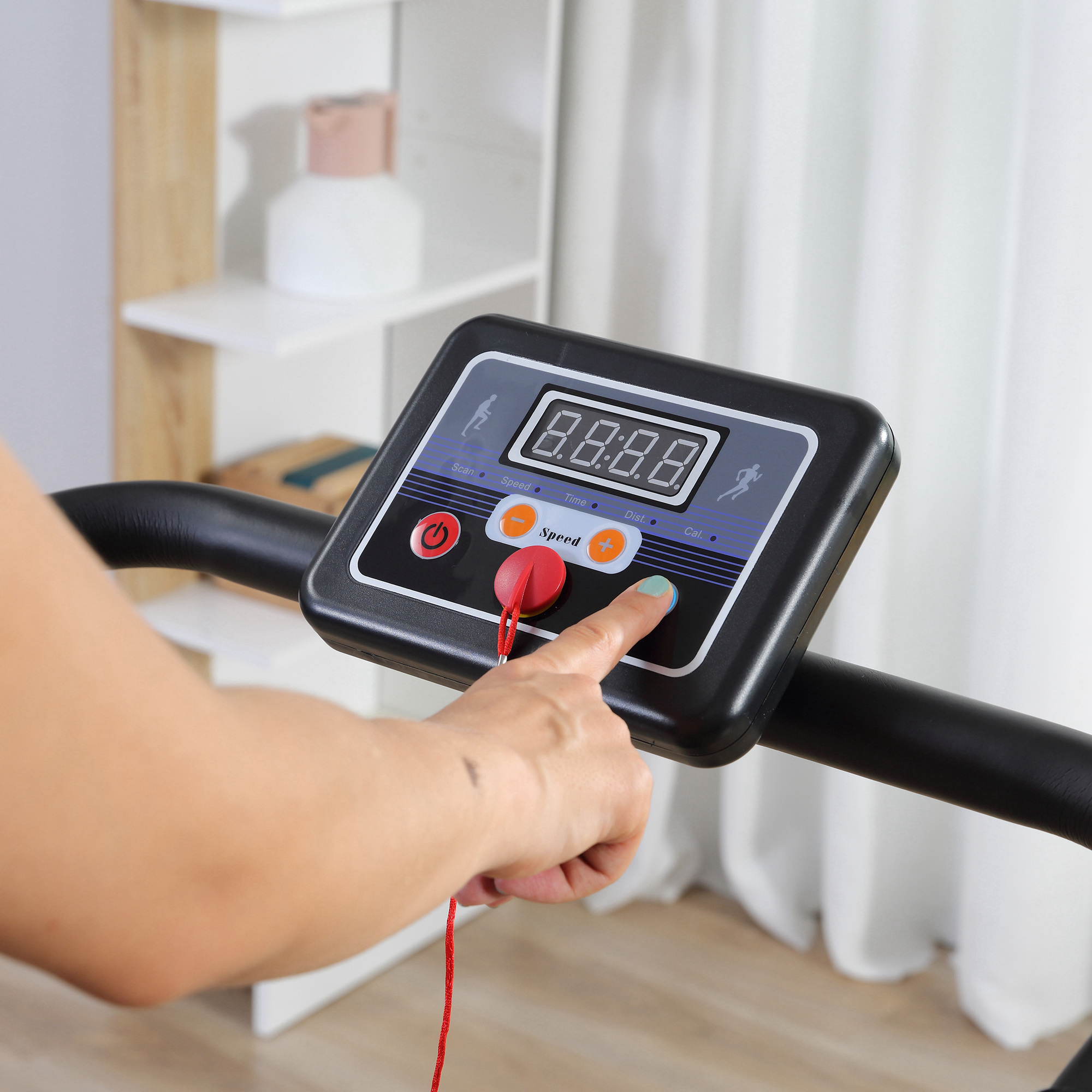 Mano preme un pulsante sul pannello di controllo del tapis roulant, che mostra velocità e tempo.