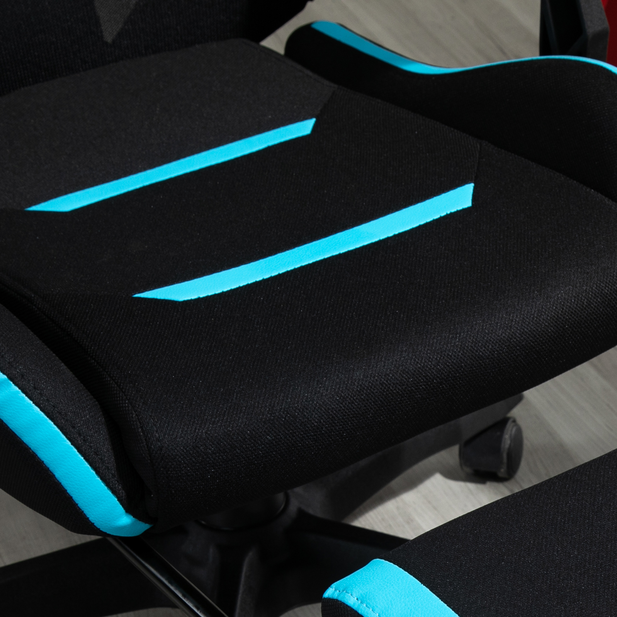 Sedia da gaming nera con dettagli blu. Su un pavimento in legno.