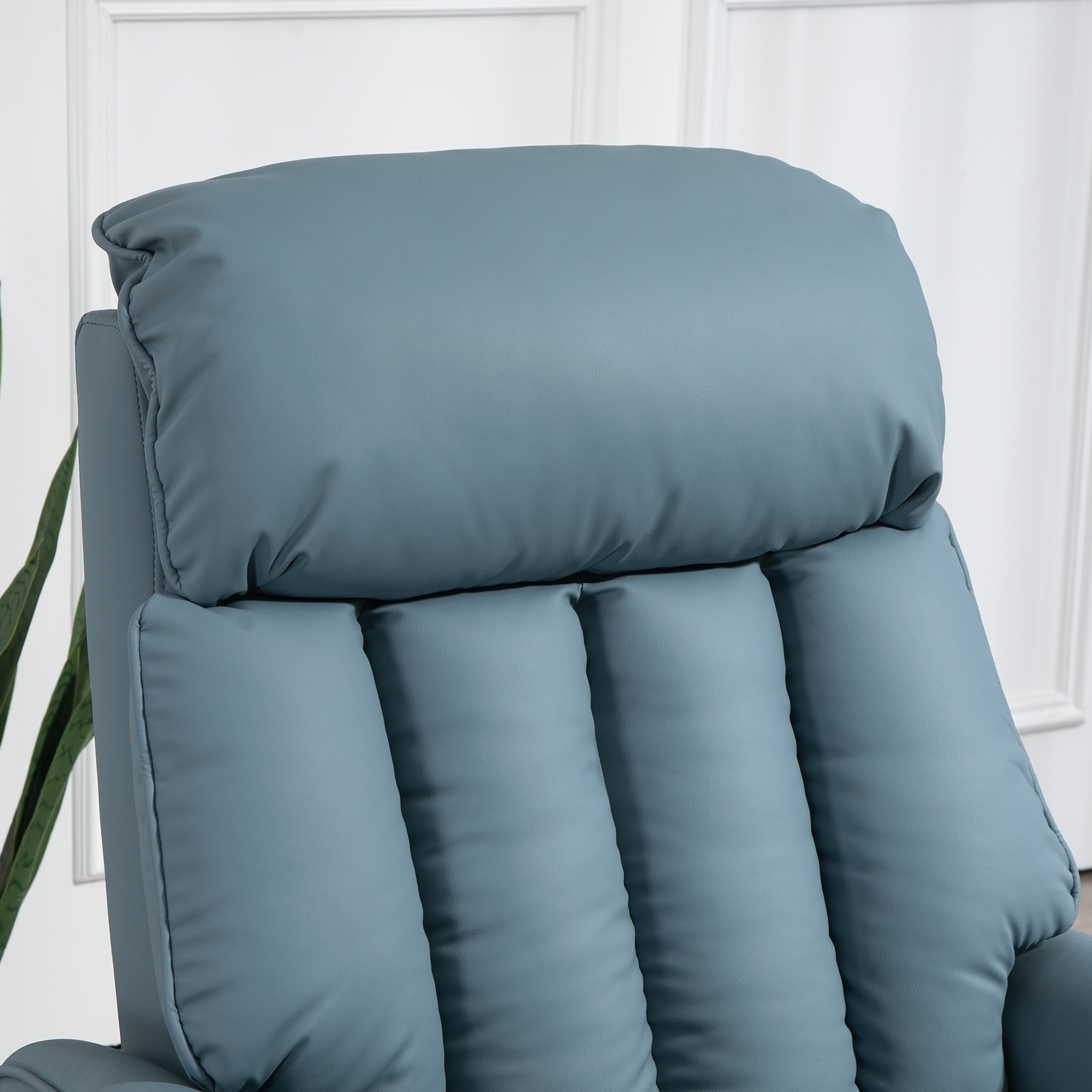 Primo piano del poggiatesta di una poltrona reclinabile blu-grigio. La sedia ha un design a coste.
