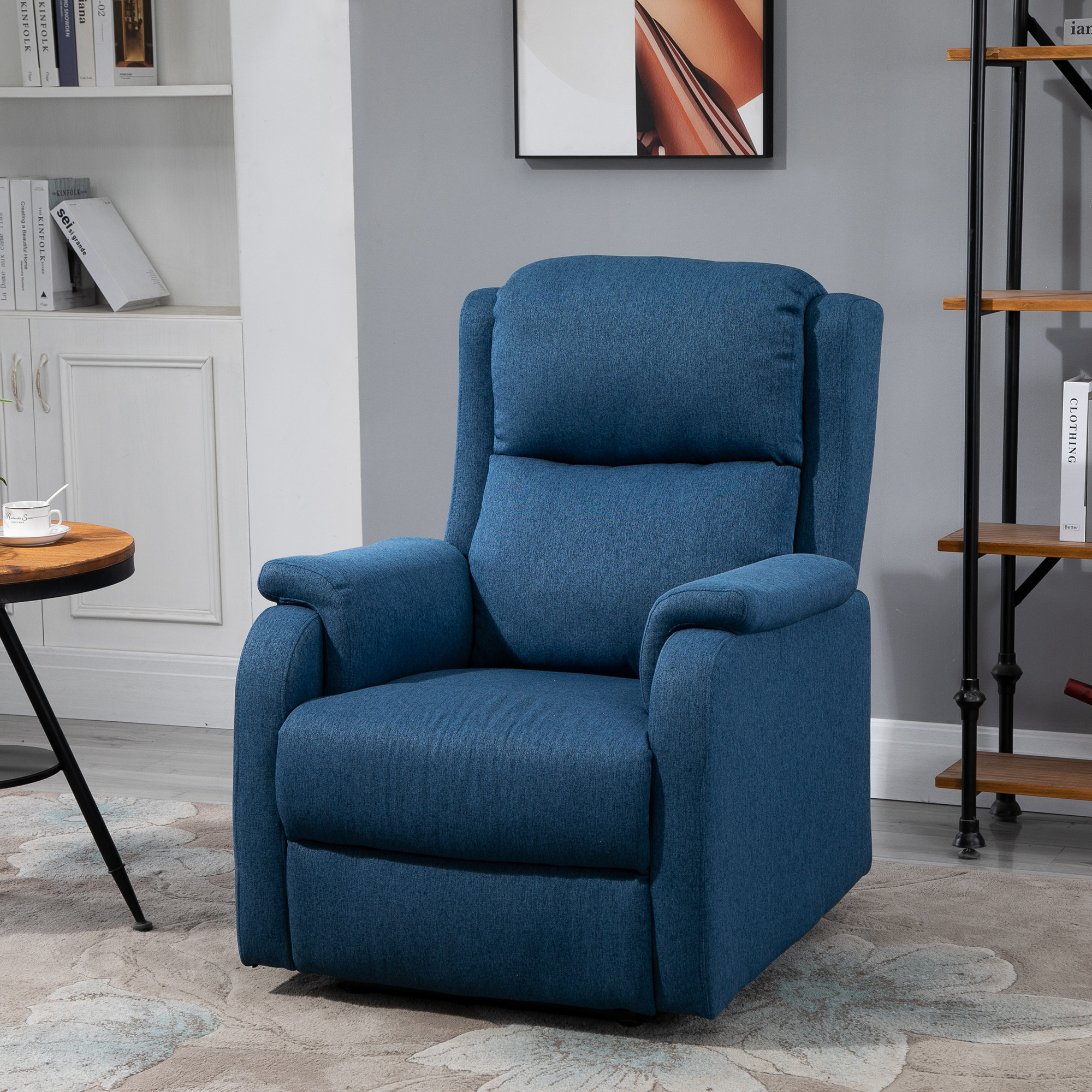 Poltrona reclinabile blu in una stanza. Colori neutri, tavolo in legno e tappeto.