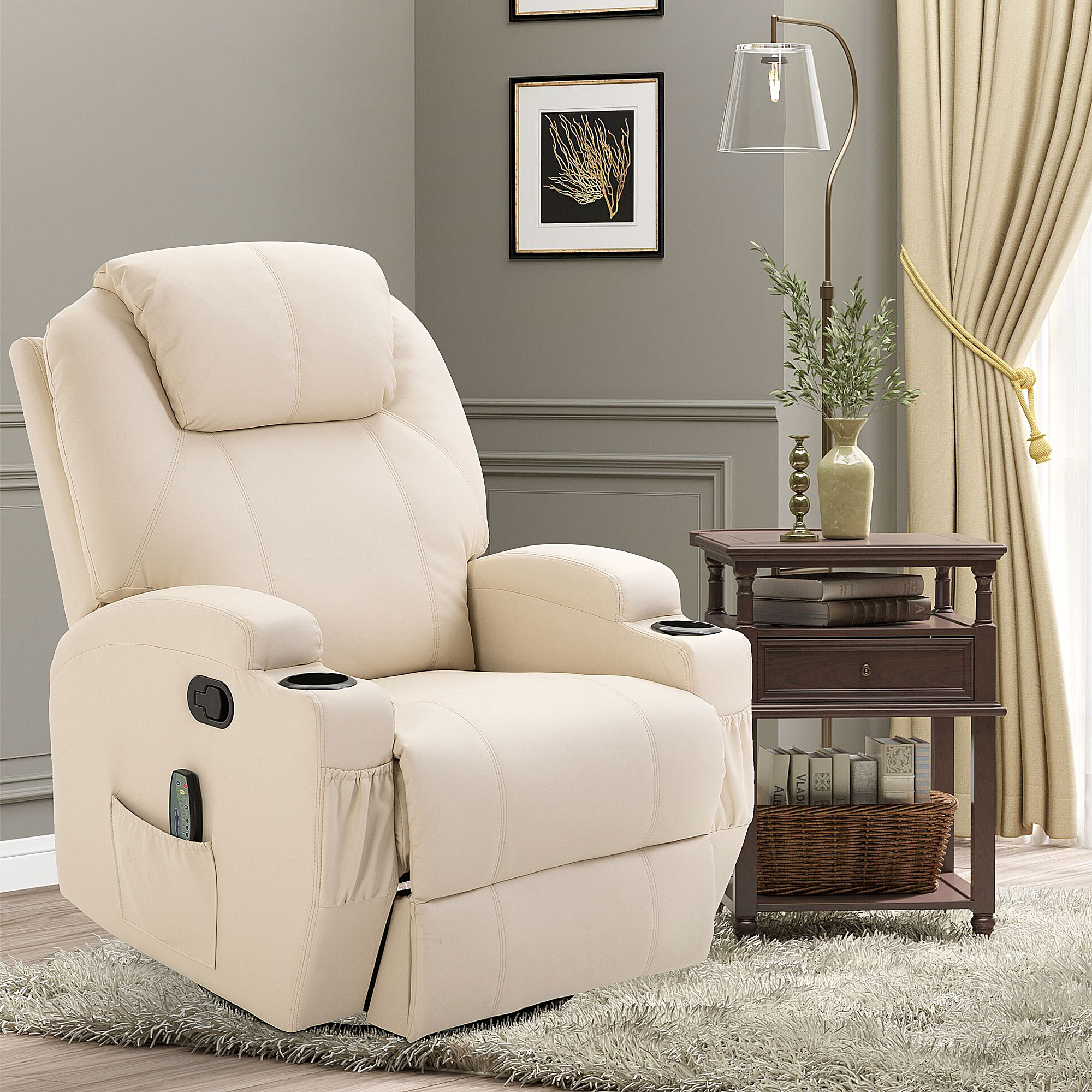 Poltrona reclinabile beige in una stanza. Un tavolino con oggetti e una lampada sono presenti.