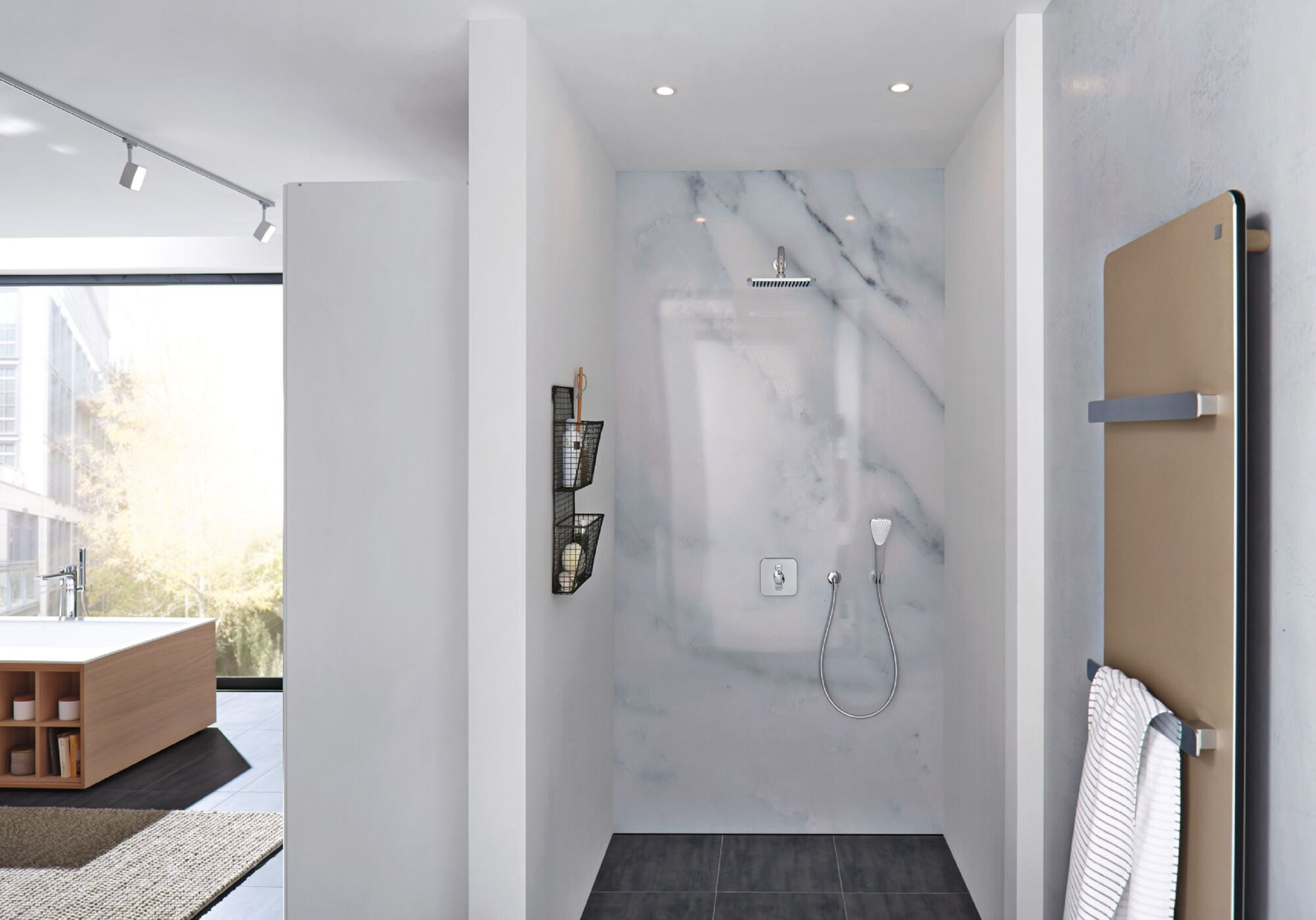 Modernes Badezimmer mit Dusche, Marmorwand und Handtuchhalter.