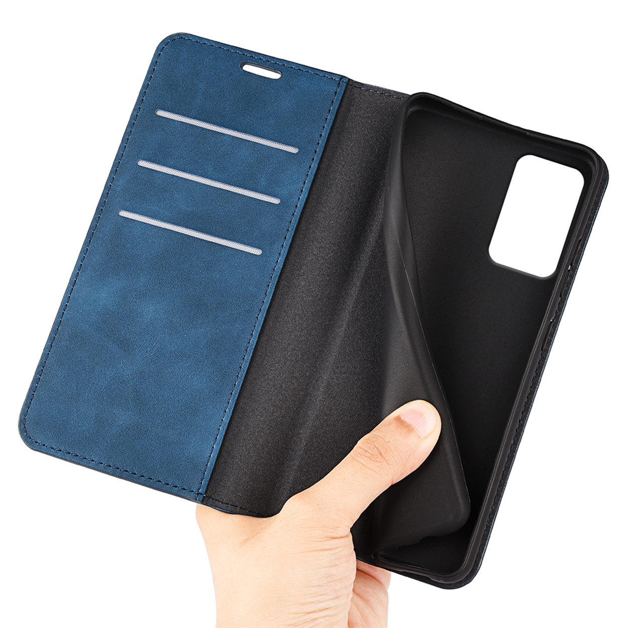 Main tenant un téléphone avec une coque bleue. L'étui est ouvert, montrant l'intérieur.