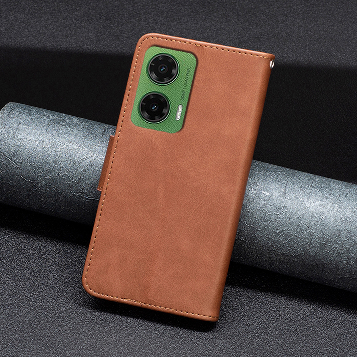 Bruine telefoonhoes met telefoon. Groene cameralenzen. Gesloten portemonnee stijl.