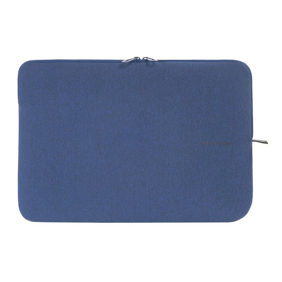 Una custodia blu per laptop, design semplice, con cerniera, su sfondo bianco.