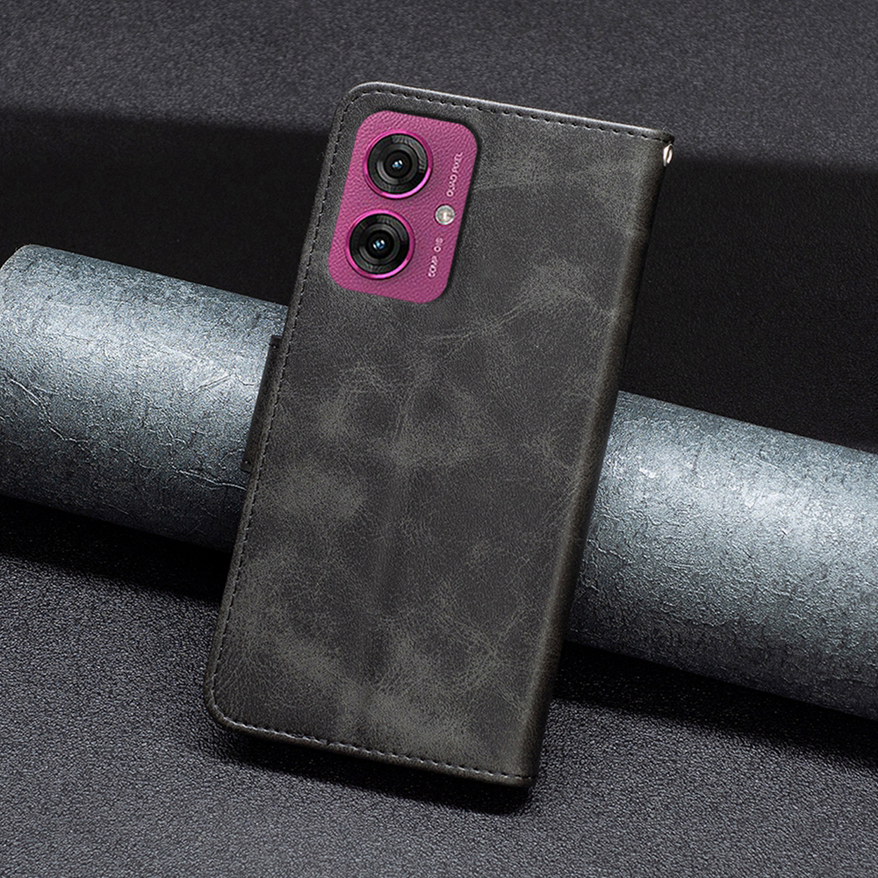 Donkergrijze leren telefoonhoes met een paarse camera.