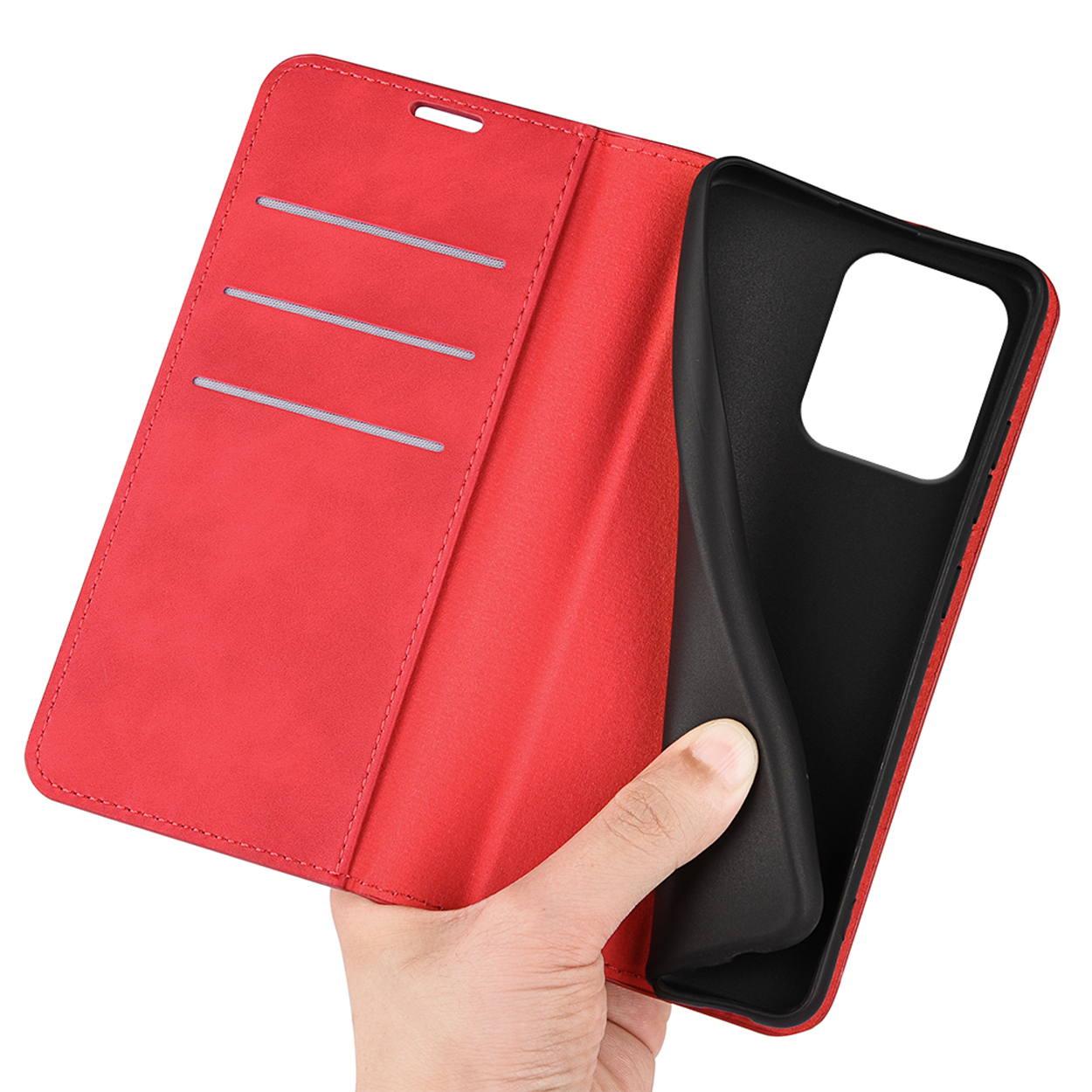 Étui de téléphone rouge, ouvert avec une main. L'intérieur a des fentes. Le téléphone n'est pas dedans.