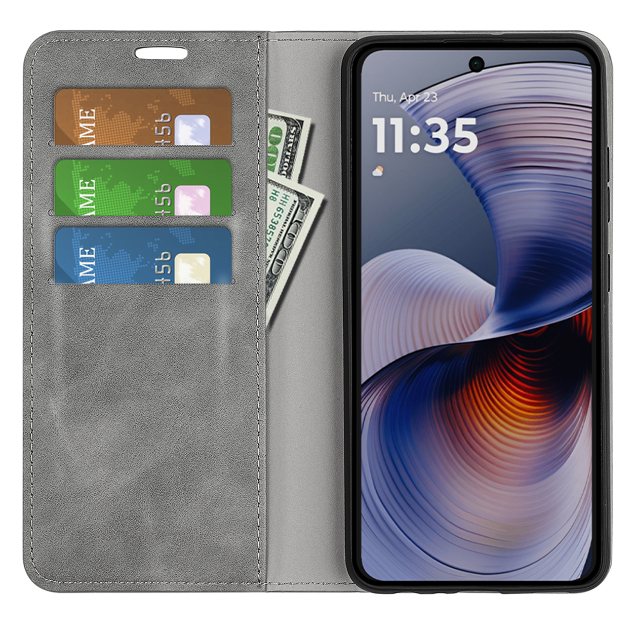 Telefoon in een grijze leren hoes. Binnenin zitten kaarten en geld. De telefoon toont de tijd.