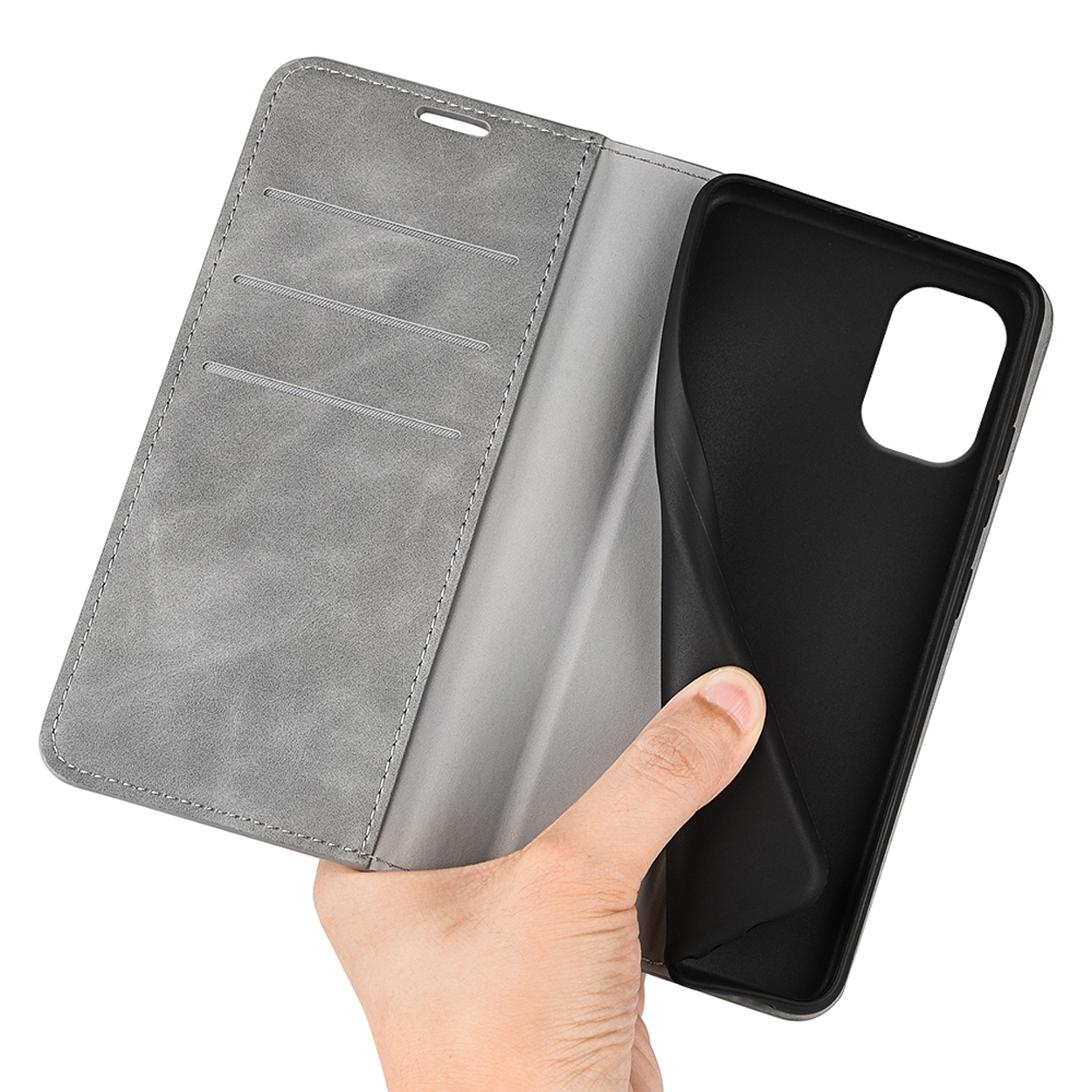 Open grijze telefoonhoes met een hand die de telefoon vasthoudt. Zwarte telefoon binnenin.