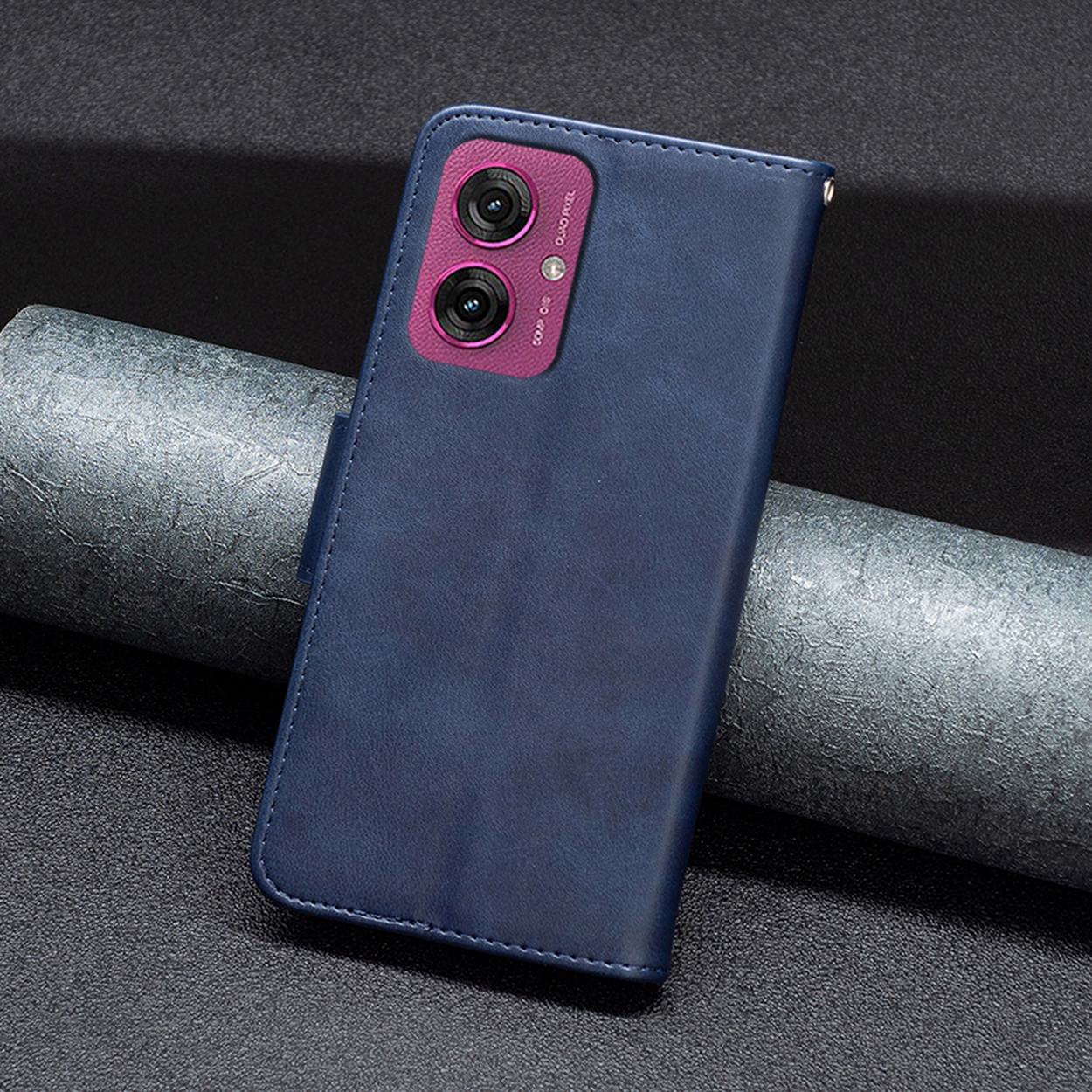 Blauwe leren telefoonhoes op een getextureerd oppervlak. Achterkant heeft cameradetails.