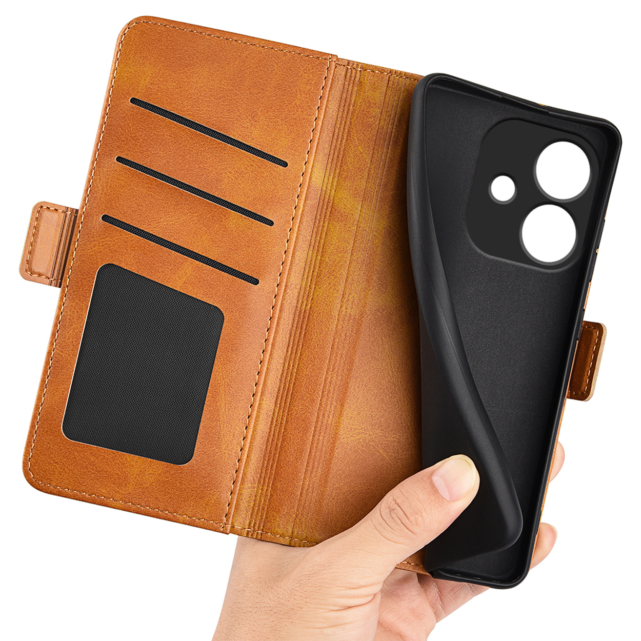 Étui de téléphone en cuir marron ouvert avec une main tenant le support du téléphone.