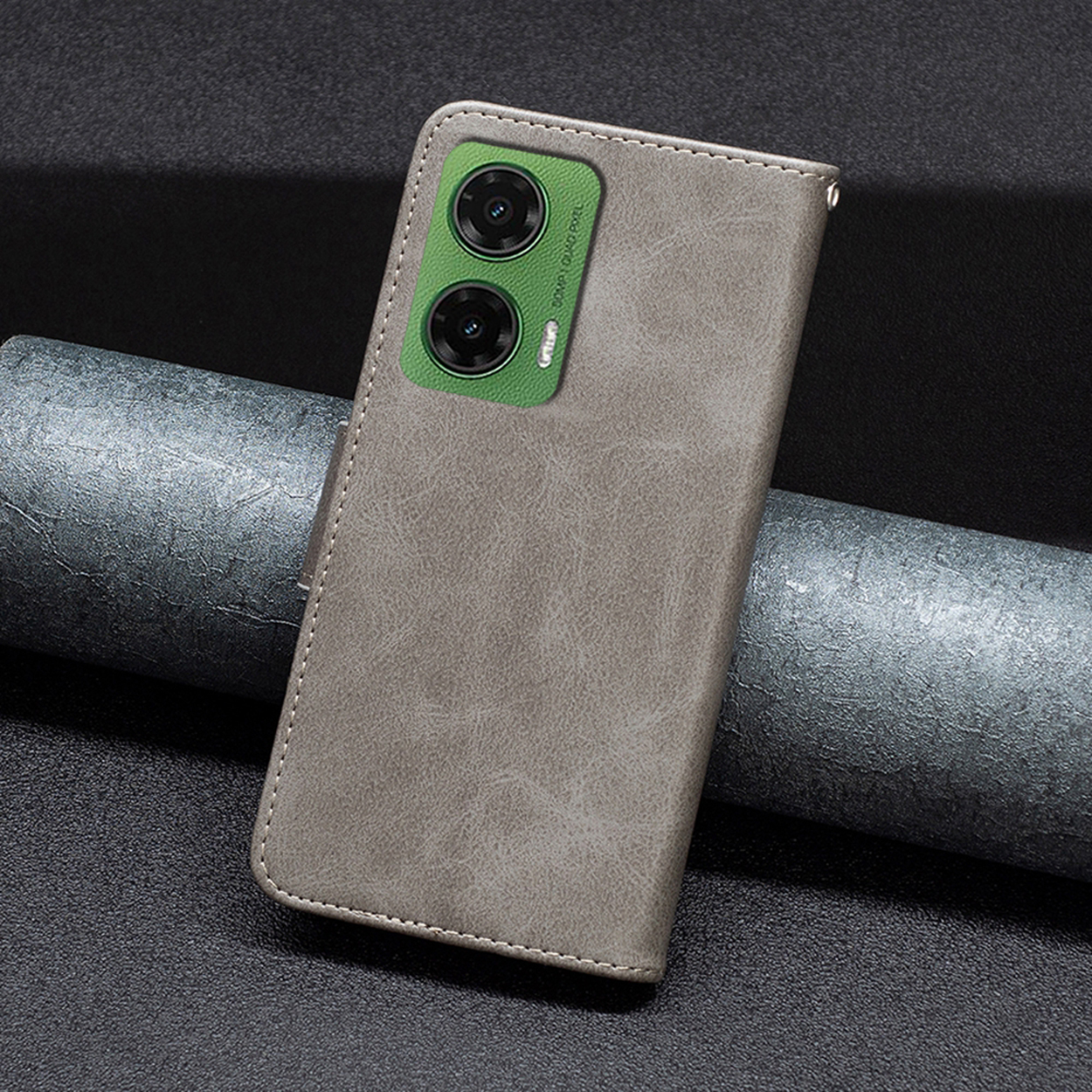 Un étui de téléphone gris avec deux objectifs de caméra verts. L'étui est montré fermé.