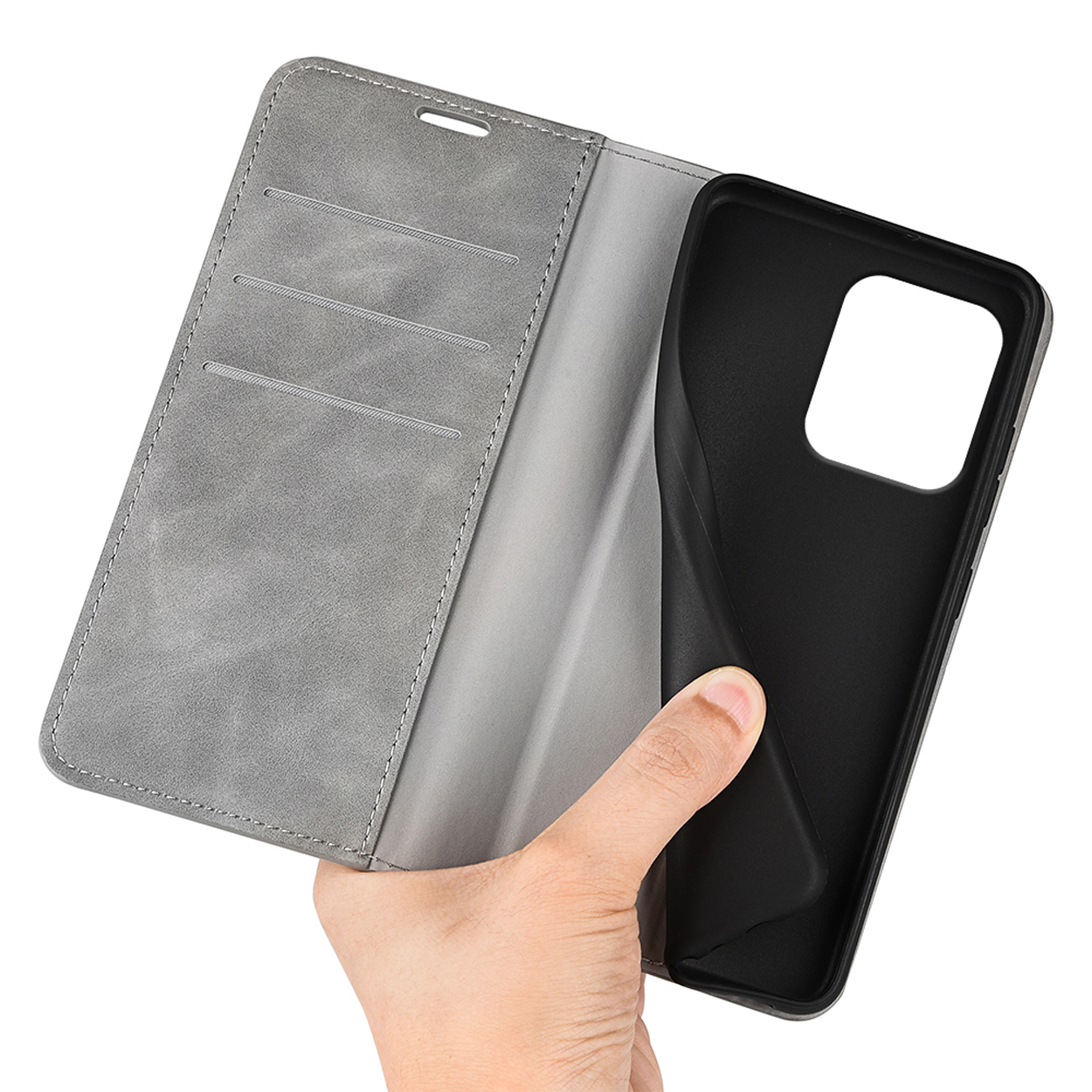Étui de téléphone gris, ouvert, avec un téléphone à l'intérieur tenu par une main. L'étui du téléphone a des fentes pour cartes.