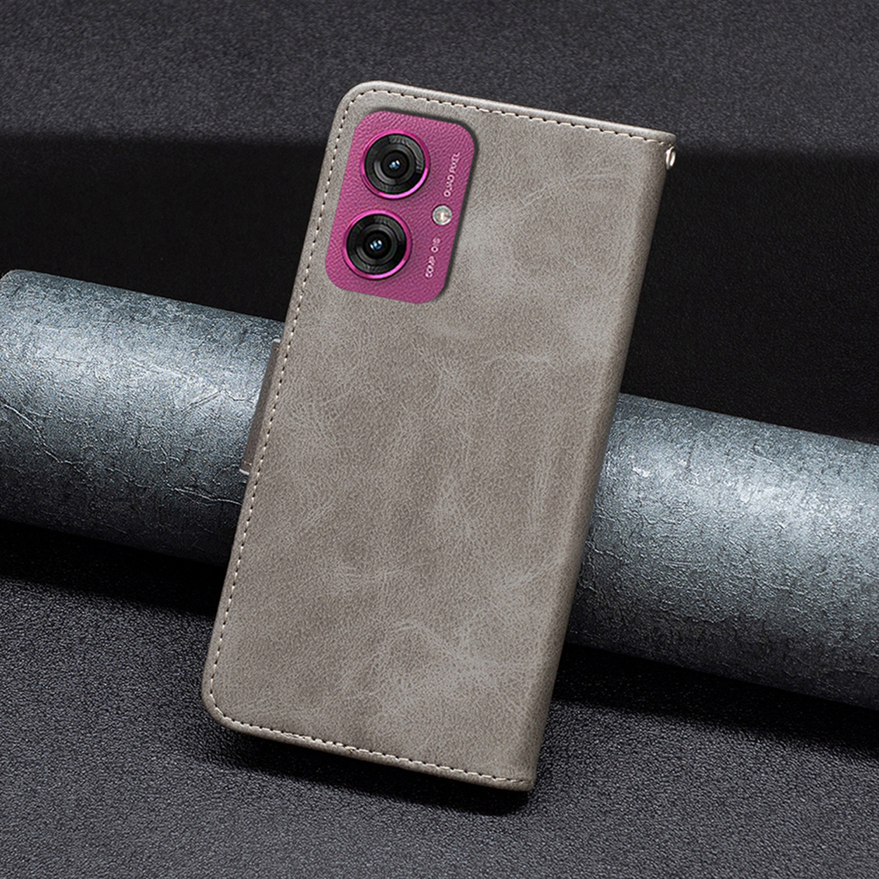 Grijze telefoonhoes met een cameramodule. De hoes is gesloten.