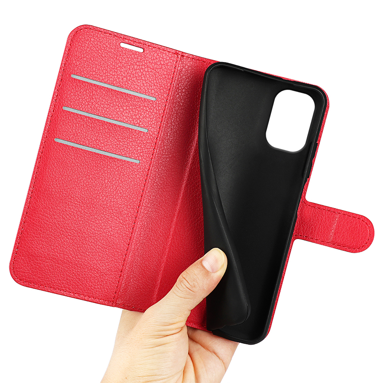 Rode leren telefoonhoes open, onthult zwart interieur en hand die het vasthoudt.
