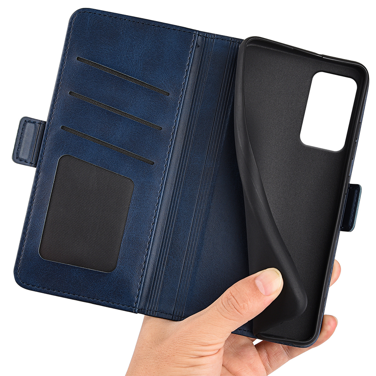 Étui de téléphone bleu ouvert, avec emplacements pour cartes et support de téléphone. Main tenant le support.