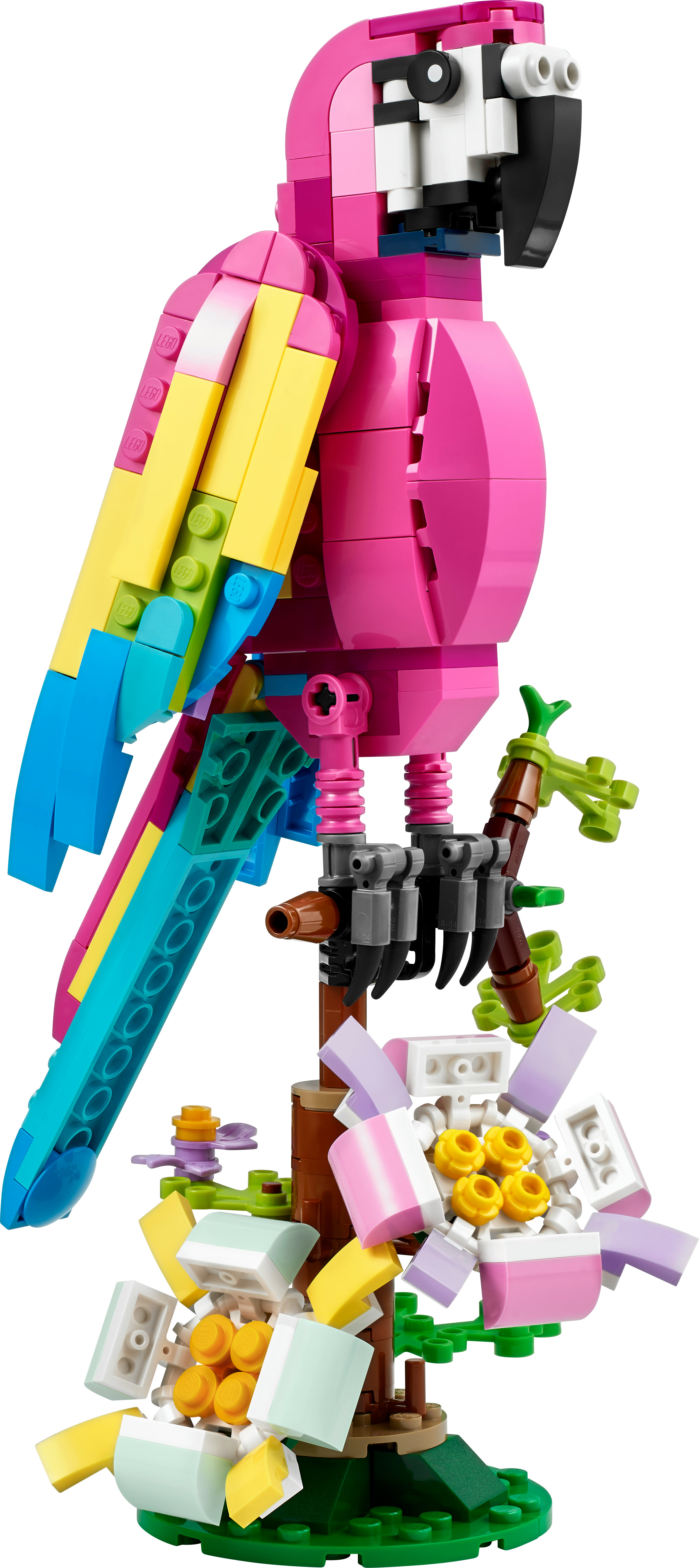 Un modello di pappagallo Lego dai colori vivaci, appollaiato su un ramo con fiori.