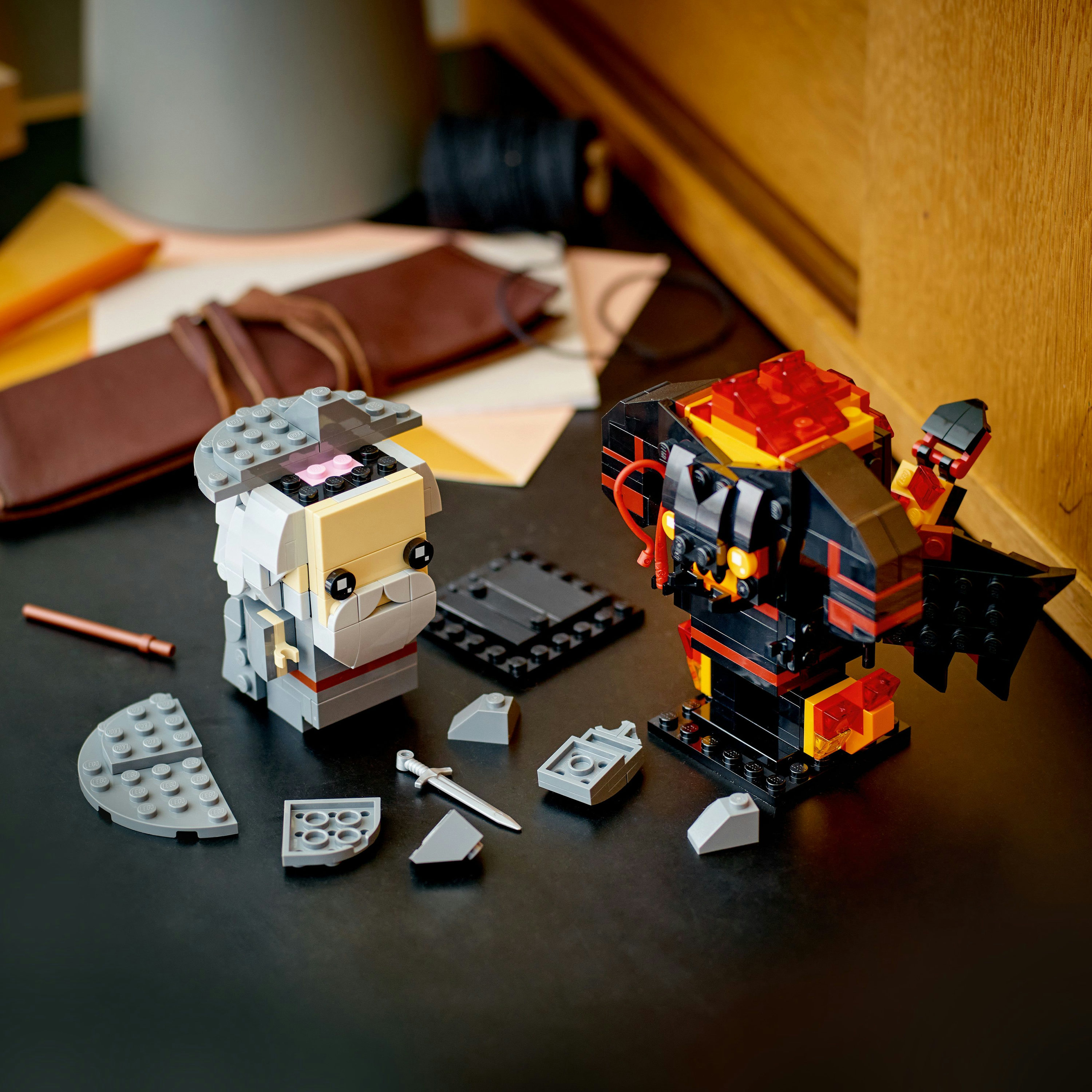 Zwei Lego-Figuren: ein Hund und ein Monster, mit verstreuten Lego-Teilen.